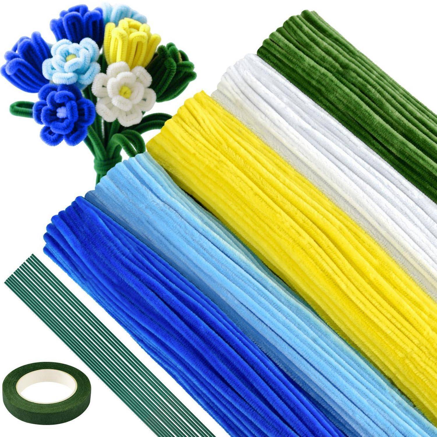 Sortierte farbige Pfeifenreiniger, eine Blumenbastelverzierung und grünes Blumenbindband auf weißem Hintergrund.