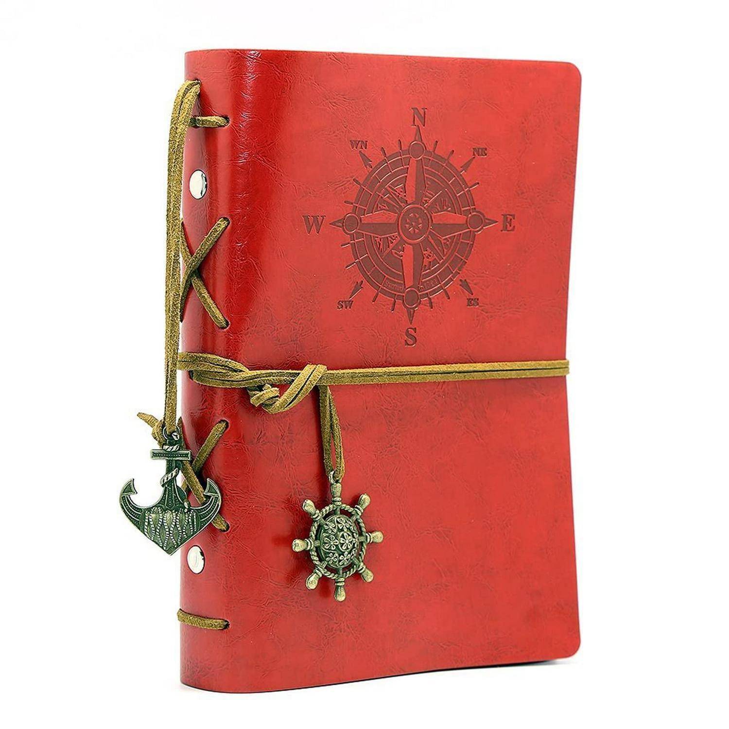 Rotes Ledertagebuch mit einem Kompassrosen-Design, gebunden mit einer grünen Schnur und verziert mit einem Anker- und Schiffsrad-Charm.