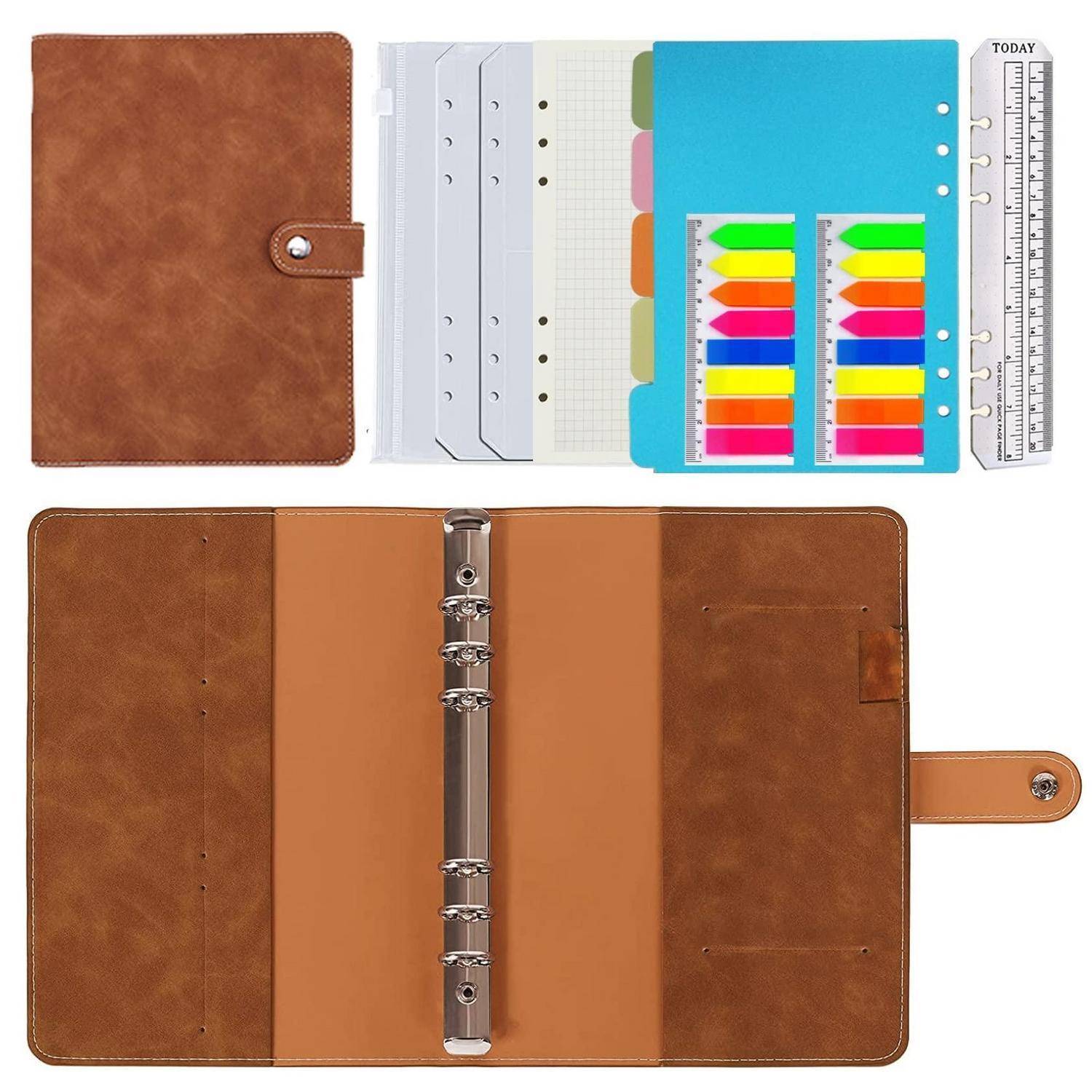Brauner Lederbinder-Planer, geschlossen dargestellt, mit Reiter-Trennblättern und Lineal-Einsätzen, und offen, um das ringgebundene Innere mit Taschen und Klappsicherung zu zeigen.