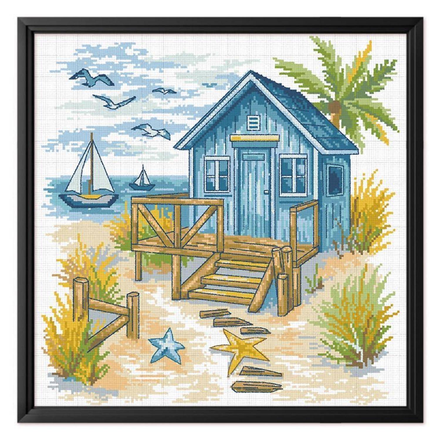 Gerahmte Strandszene mit blauem Küstenhaus, Steg, Segelboot, Palmen, Vögeln und Seestern auf sandigem Strand.