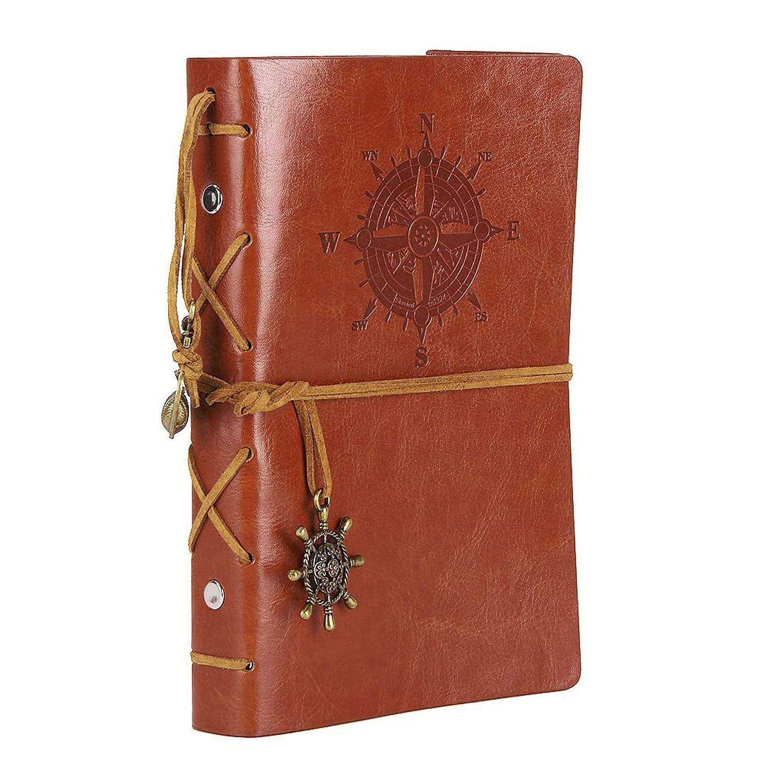 Braunes Ledertagebuch mit Kompassdesign auf dem Umschlag, gebunden mit einer Schnur und verziert mit einem Schiffsrad-Charm.