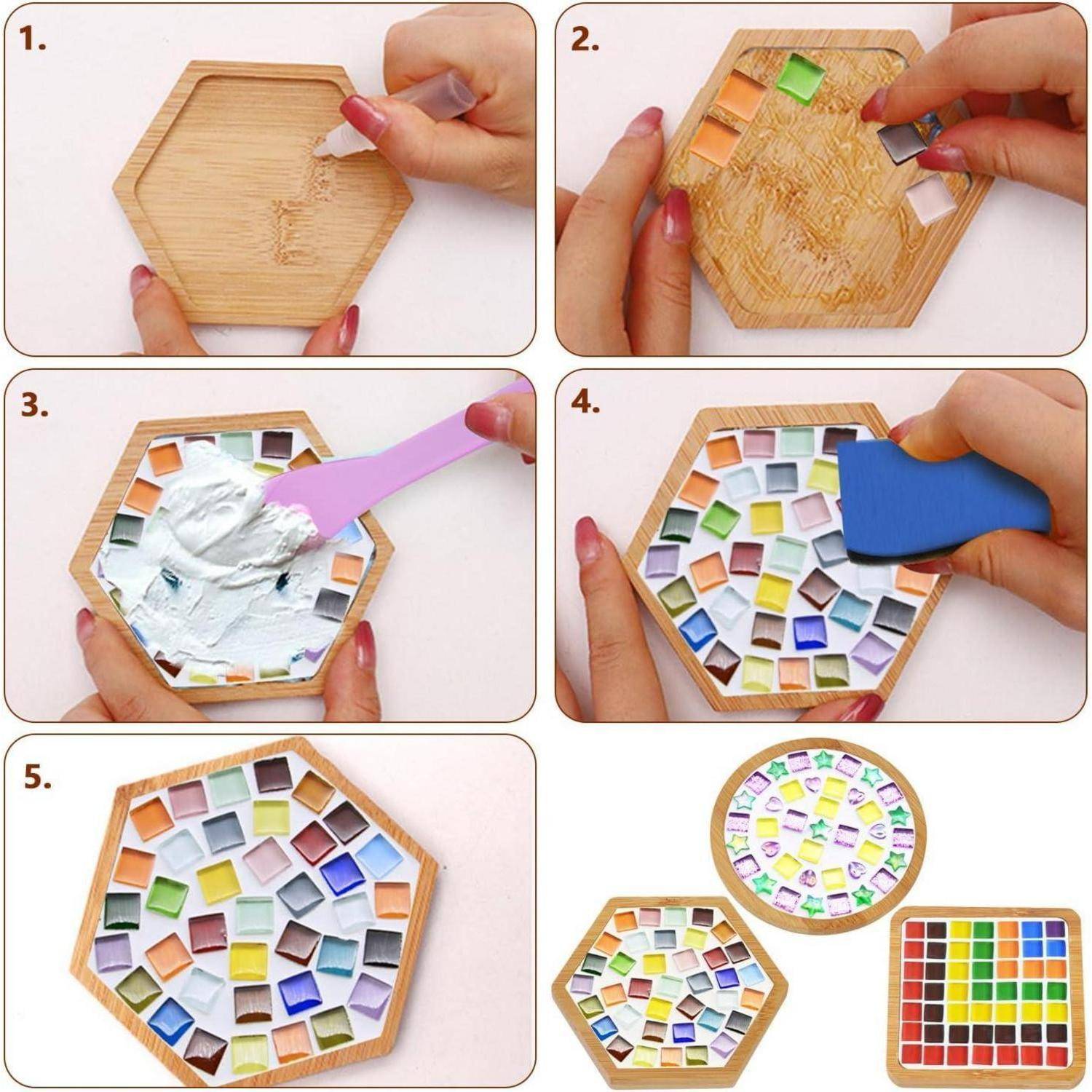 Schritt-für-Schritt Handwerksprojekt, das ein sechseckiges Holztablett zeigt, das mit kleinen bunten Kacheln oder Papierstücken gefüllt ist, dann als Mosaikdesign fertiggestellt.