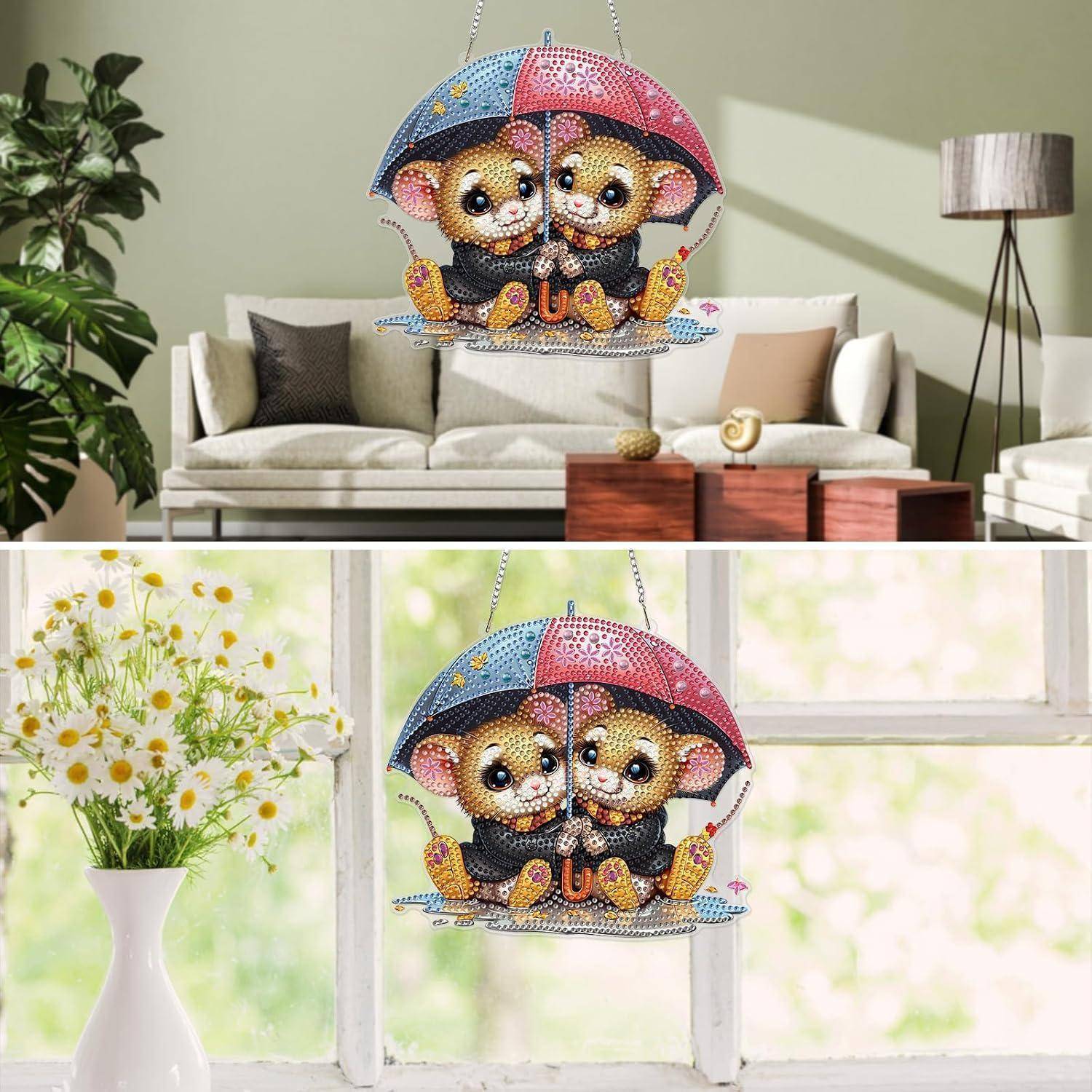 Bunte hängende Wandkunst zweier Cartoon-Affen, die sich einen Regenschirm teilen, gezeigt bei der Dekoration eines Wohnzimmers und eines hellen Fensterbereichs.