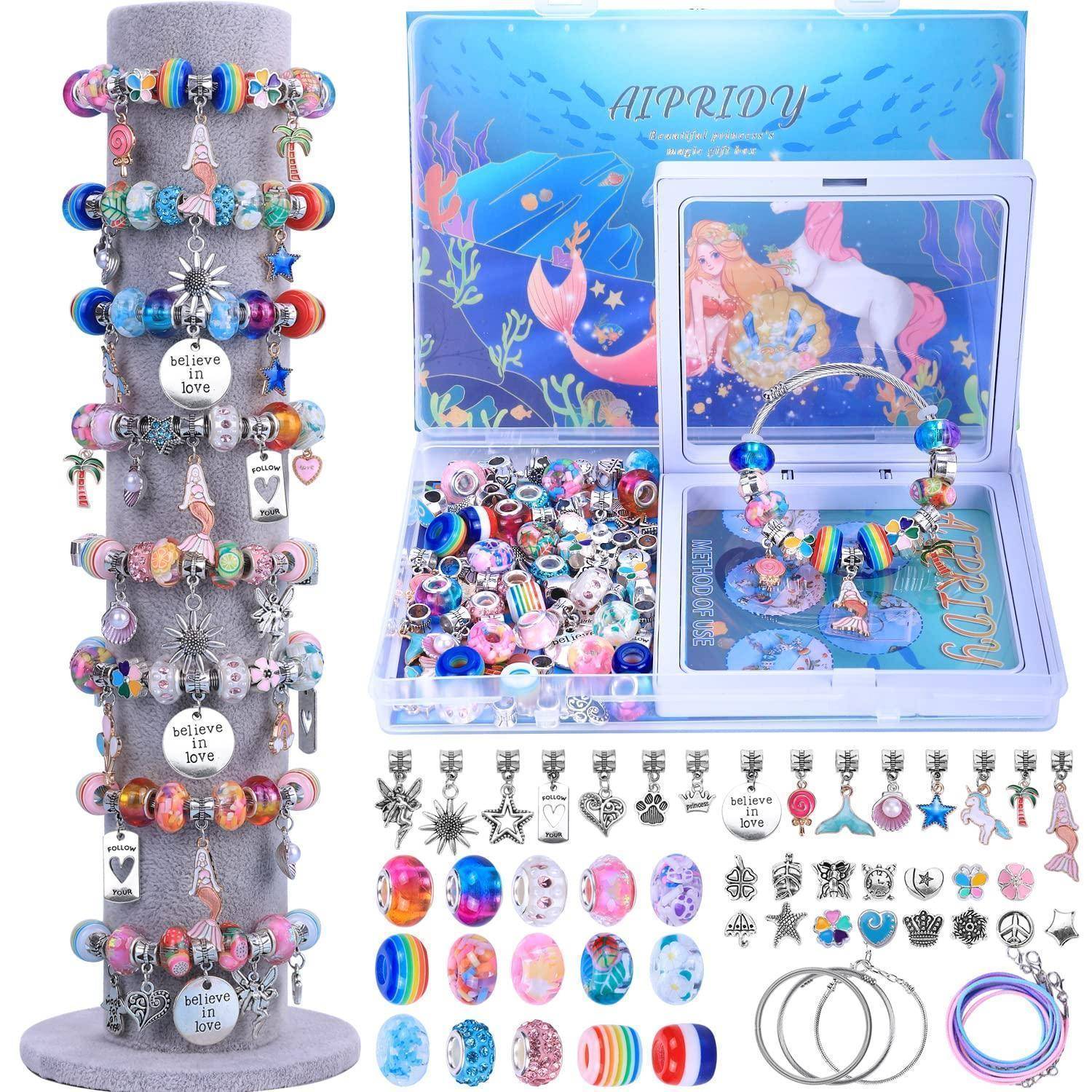 Buntes Perlenarmband-Charm-Schmuckset, das auf einem Ständer und in einer Geschenkbox ausgestellt ist, mit verschiedenen Perlen, Charms und Armbandringe.
