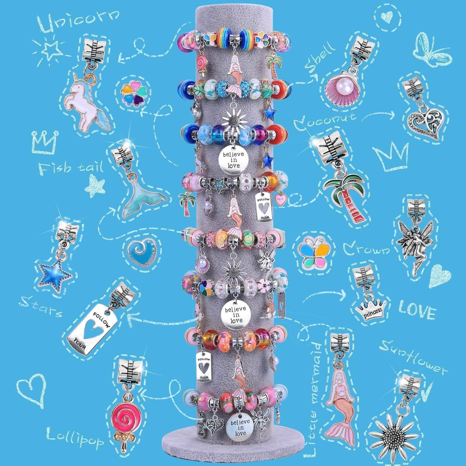 Ein rotierendes Präsentationstablett hält mehrere farbenfrohe Charm-Armbänder und baumelnden Schmuck, umgeben von handgezeichneten Etiketten, die Stile wie Einhorn, Muschel, Kokosnuss, Krone, Stern, Lollipop und Liebe benennen.