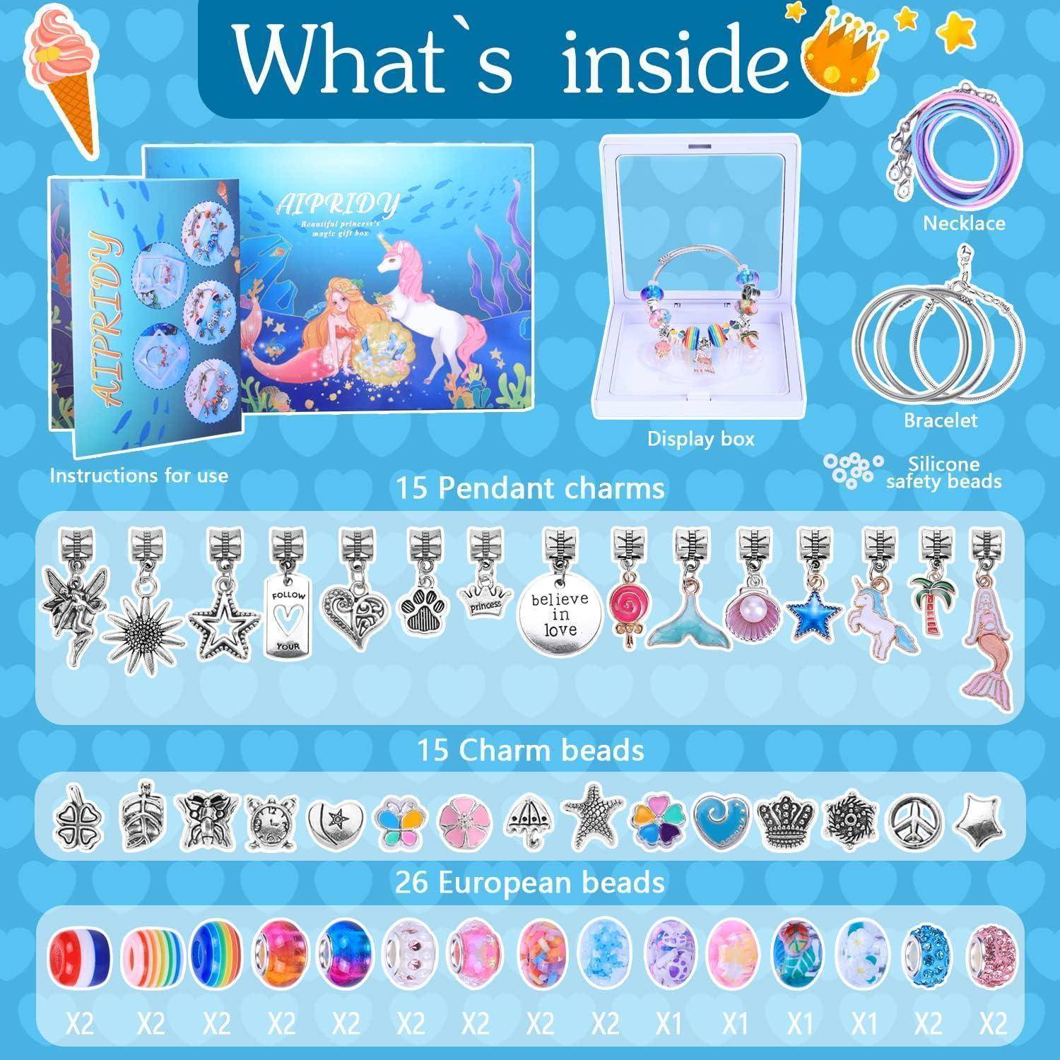 Grafik mit den Inhalten eines blauen Schmuckherstellungs-Sets, das Anweisungen, eine Anzeigeschachtel, eine Halskette, ein Armband, Silikonperlen, 15 Anhängercharms, 15 Charm-Perlen und 26 europäische Perlen zeigt.