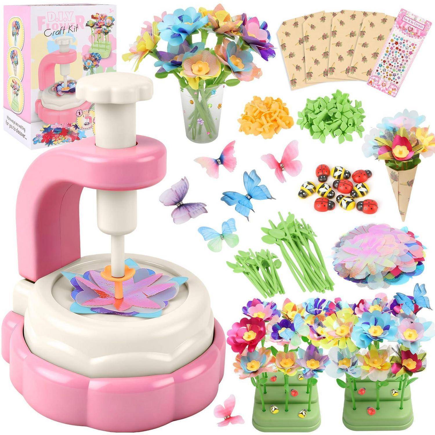 Rosa Bastelset-Presse stellt Papierblumen her; das Bild zeigt fertige Blumen, Schmetterlinge, Marienkäfer, Stiele und Verpackungszubehör.