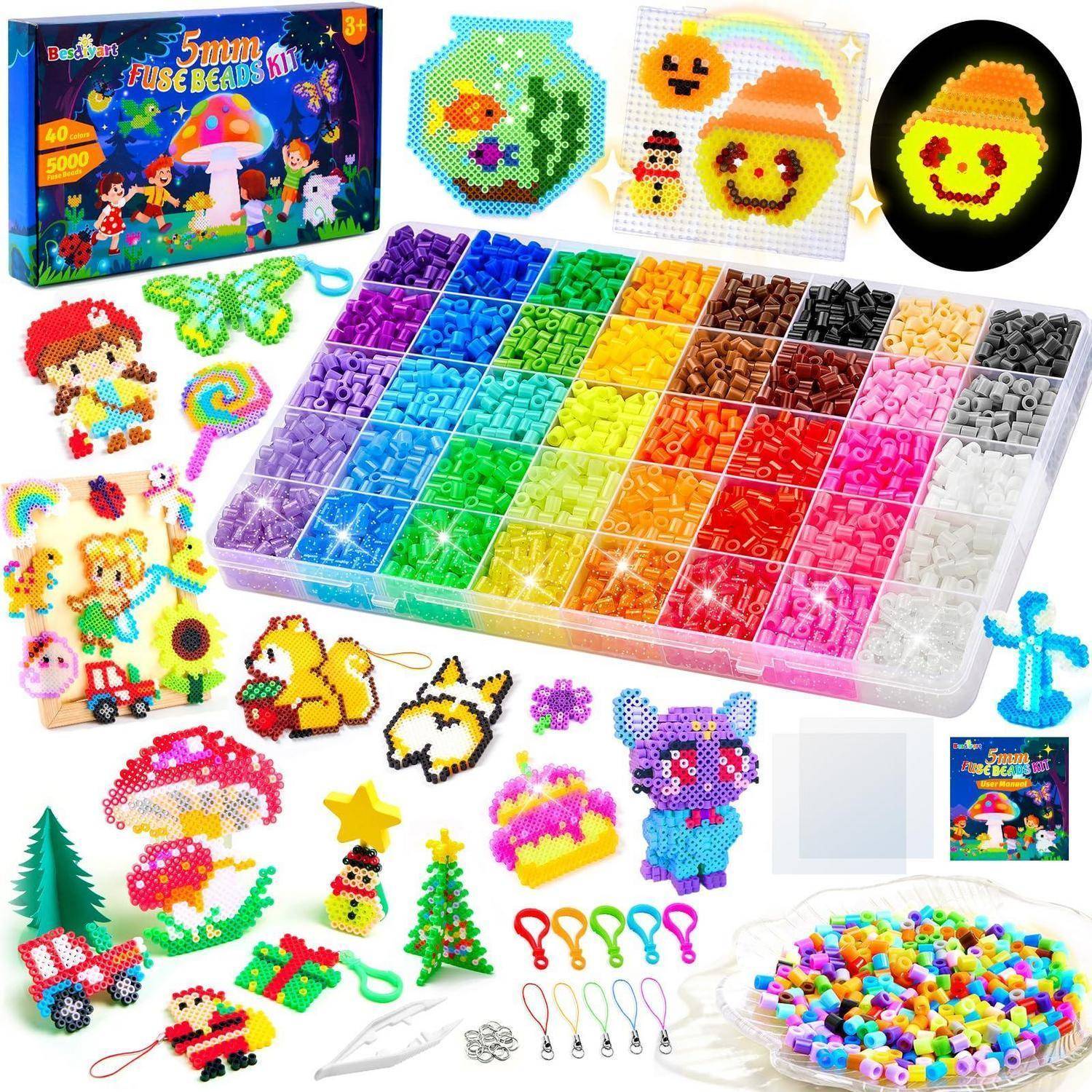 Buntes 5-mm-Perlen-Set zum Schmelzen mit Aufbewahrungsbox, Vorlagen und fertigen Pixel-Art-Designs einschließlich Tiere, Blumen, Feiertagssymbole und Emoji-Gesichter.