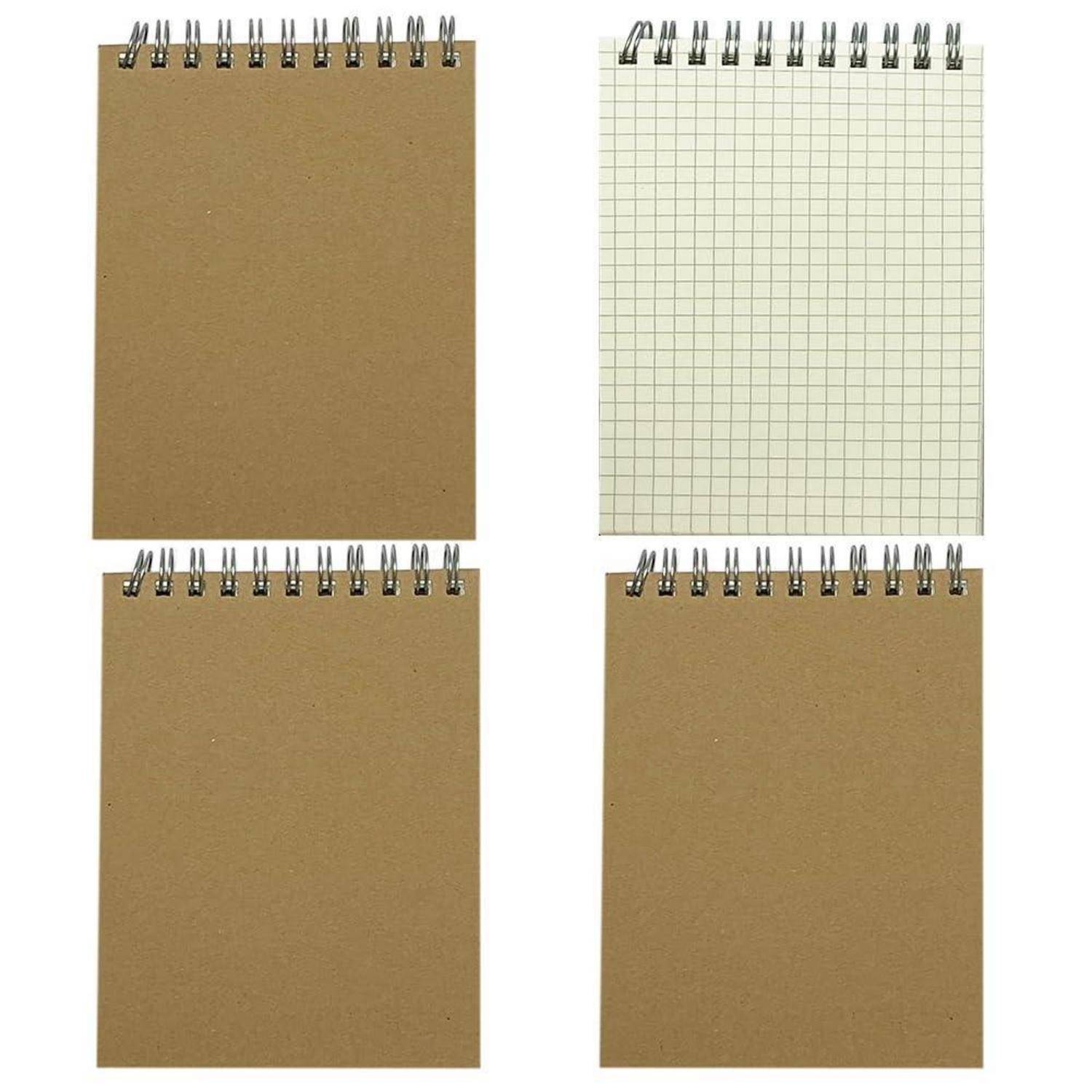 Vier spiralgebundene Notizblocke in einem 2x2-Raster angeordnet: drei mit schlichten braunen Kraftpapier-Umschlägen und ein Notizbock mit cremefarbenem Millimeterpapier.