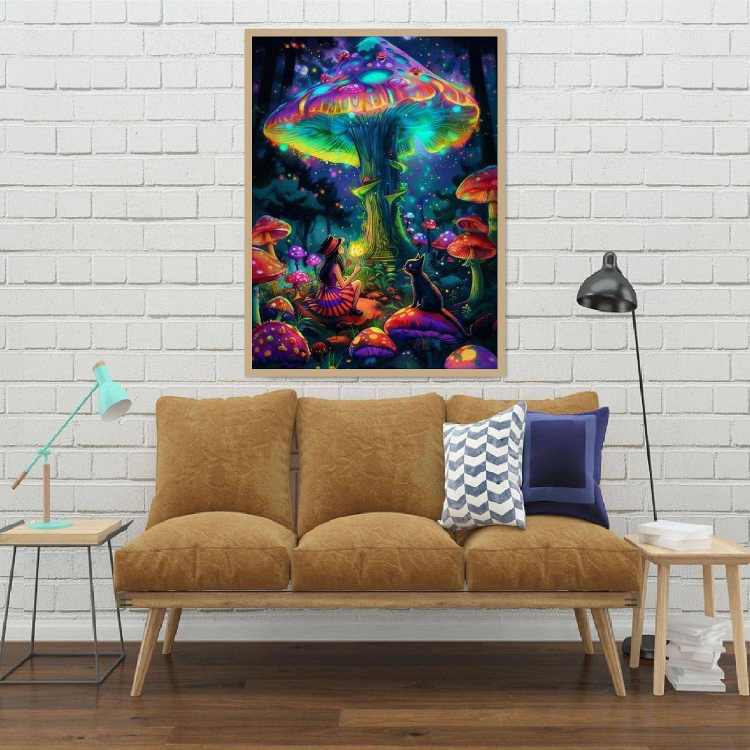 Gerahmtes buntes Fantasy-Pilz-Kunstwerk über einem beigen Sofa in einem modernen Wohnzimmer mit Lampen und Beistelltischen.