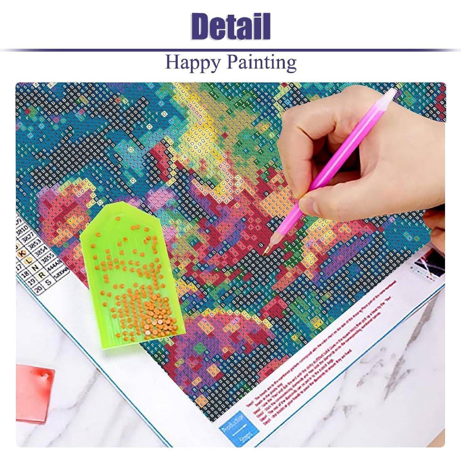Hand, die bunte Perlen mit einem rosa Applikator auf eine Diamond-Painting-Leinwand mit dem Titel „Happy Painting