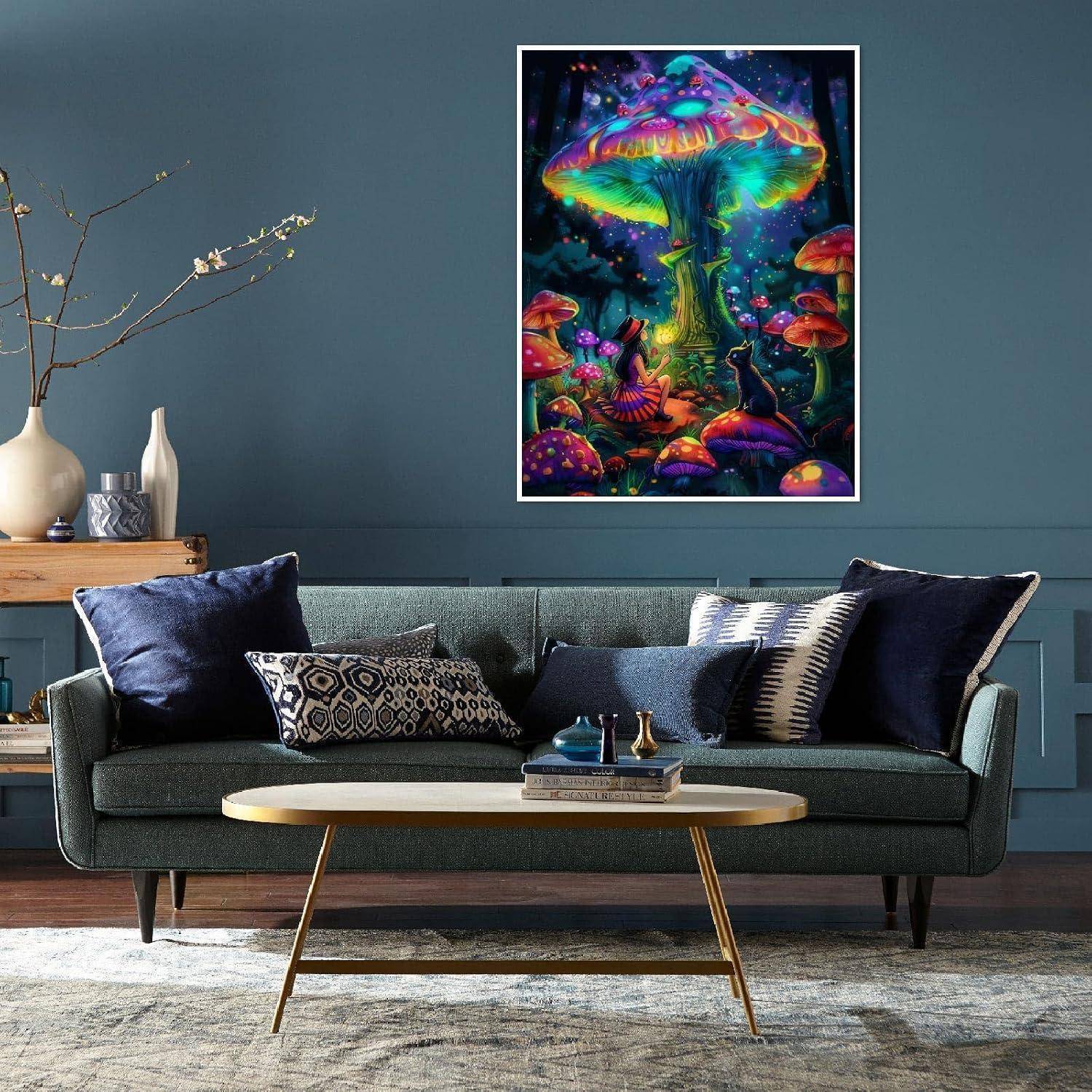 Modernes Wohnzimmer mit einem Teaksofa, Couchtisch und gerahmtem Neon-Pilz-Artwork an einer blauen Wand.