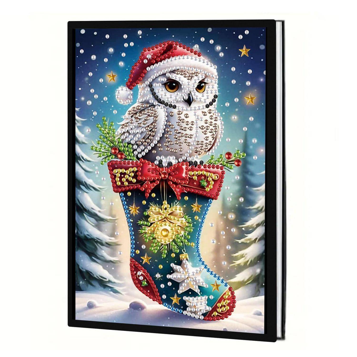 Dekoratives gerahmtes Winterkunstwerk einer geschmückten Eule mit Weihnachtsmütze, die in einer Weihnachtssocke sitzt, umgeben von fallendem Schnee.