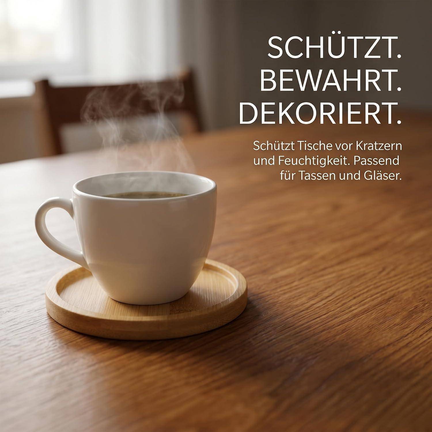 Weißer Becher auf einem Holzuntersetzer auf einem Tisch, mit deutschem Text, der besagt, dass er schützt, bewahrt und dekoriert, indem er Kratzer und Feuchtigkeit verhindert.