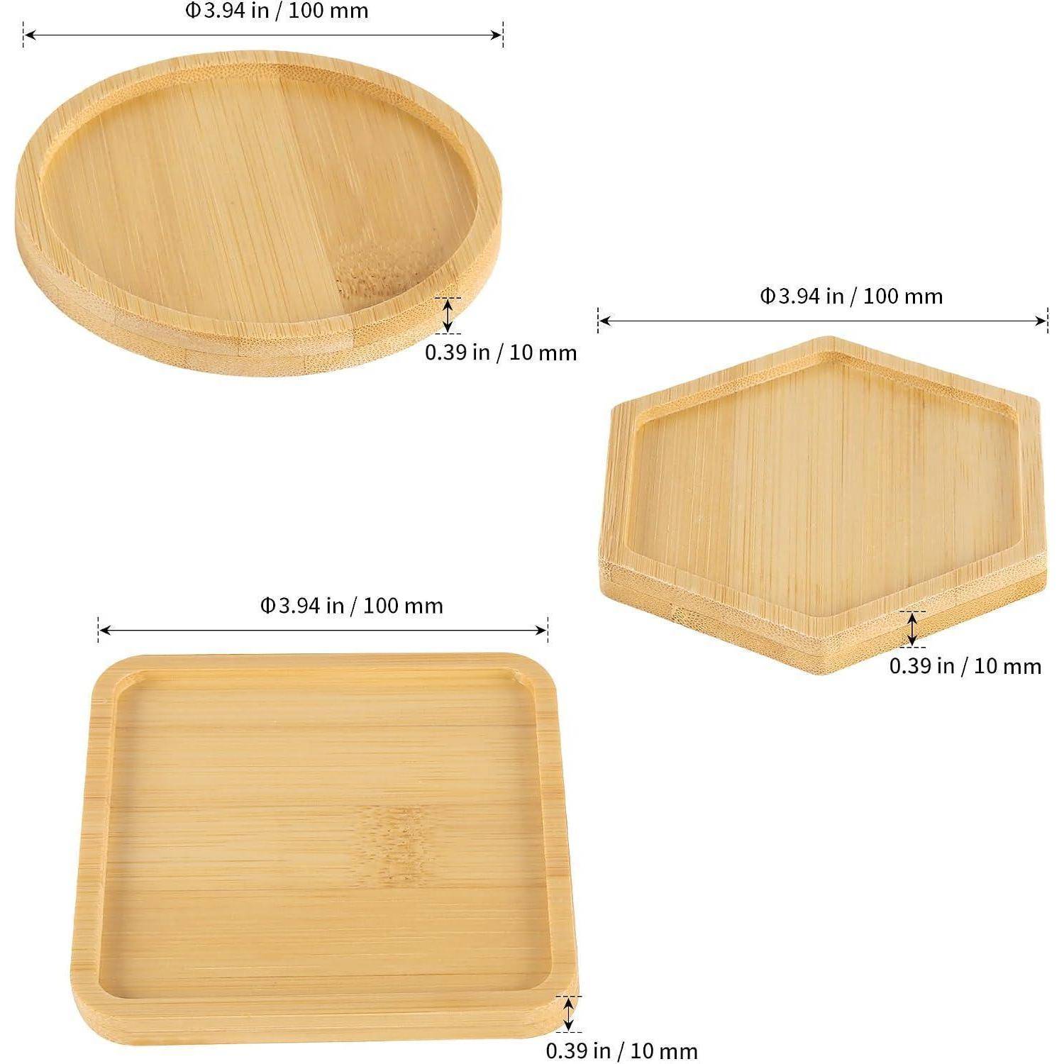 Drei Bambustabletts in runder, sechseckiger und quadratischer Form, jeweils 100 mm breit und 10 mm tief.