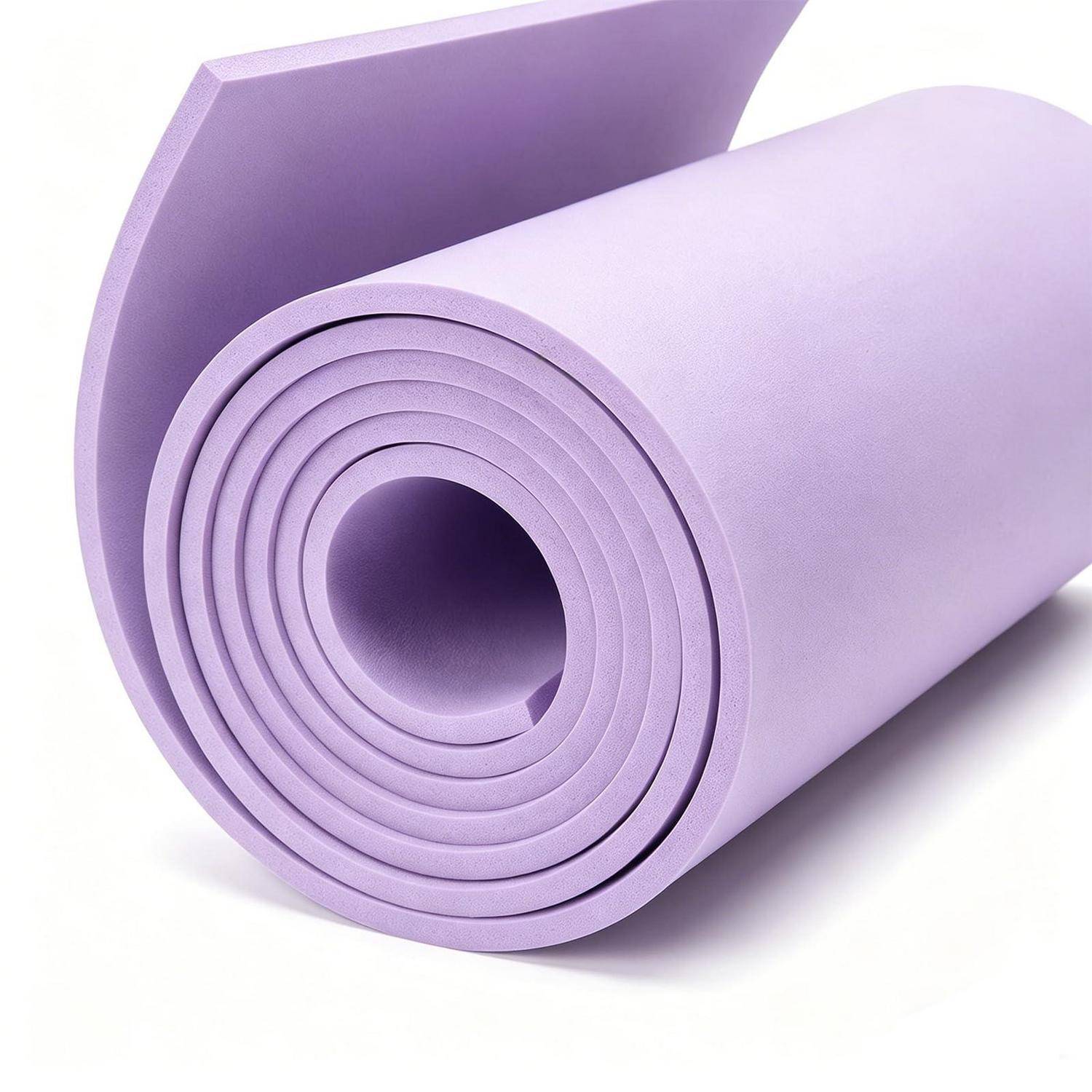 Zusammengerollte Lavendel-Schaumstoff-Yogamatte auf weißem Hintergrund, mit einem ausgerollten Ende, das ihre Dicke und gekrümmte Kante zeigt.