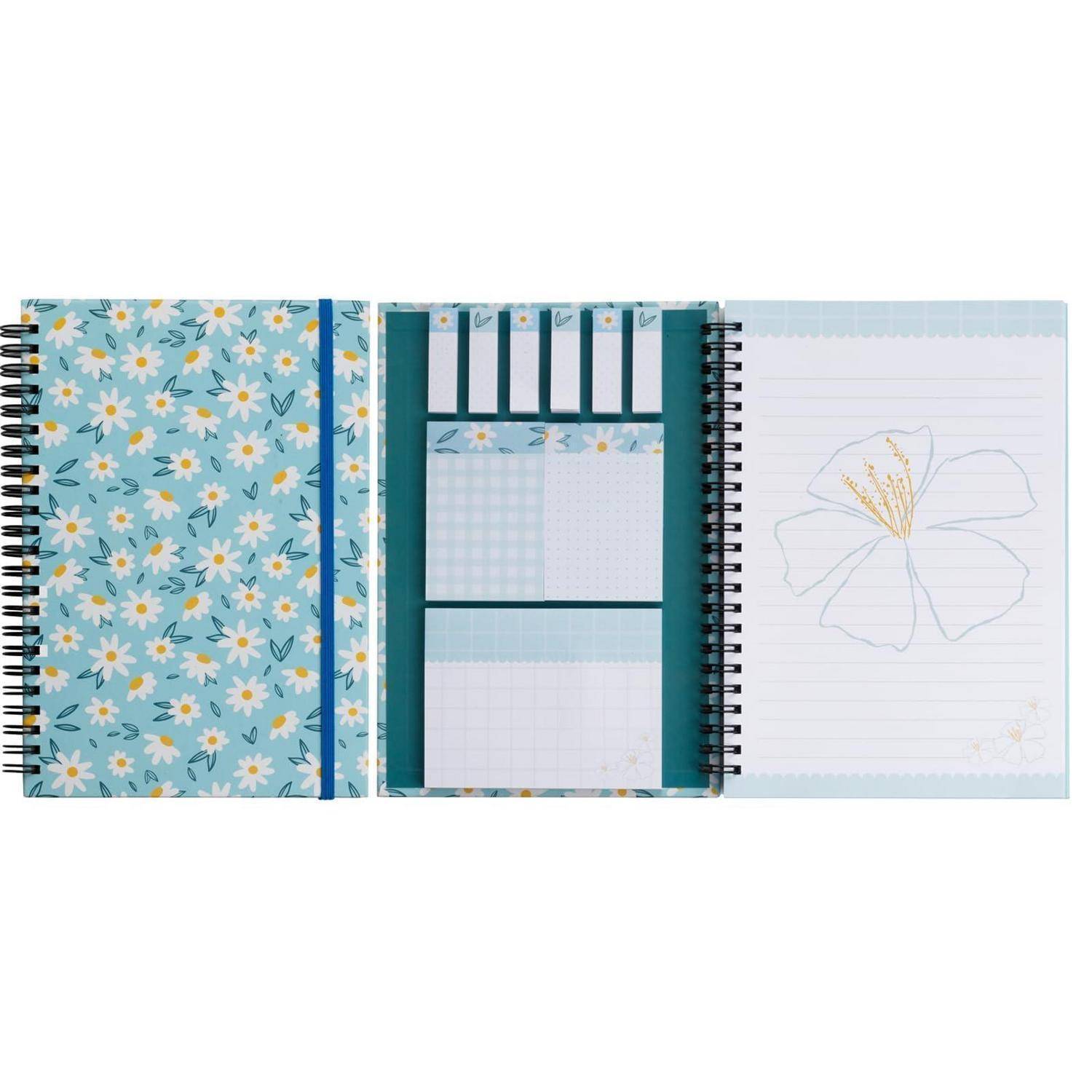Offenes Spiralnotizblock mit blauem Gänseblümchen-Umschlag und innenseiten mit türkisfarbenenen Taschen und einer handgezeichneten Blumenskizze auf liniertem Papier.