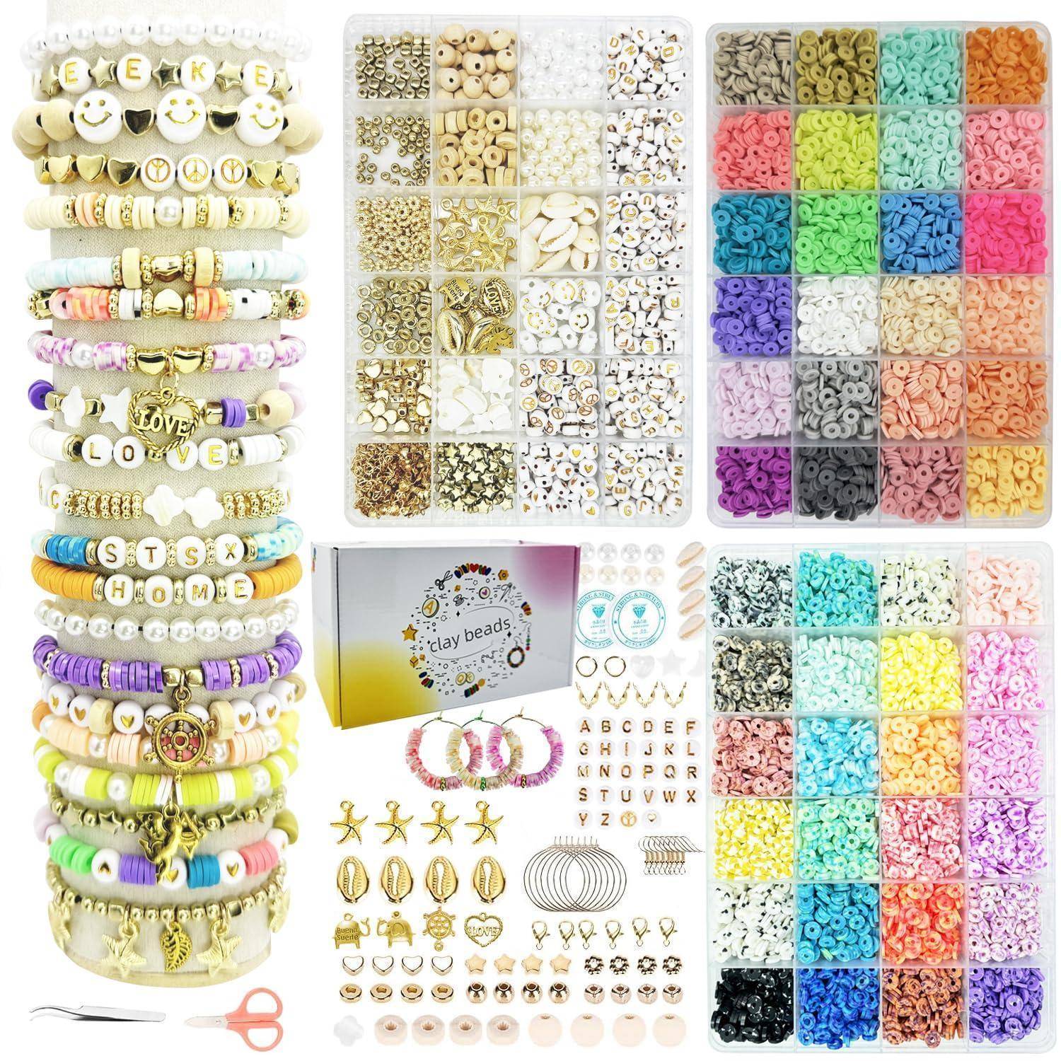 Collage von Materialien zur Herstellung von Perlenbändern: gestapelte Alphabet- und Charm-Armbänder, Perlensortiertabletts, Schmuckset-Box und farbenfrohe Bastelperlen, die in Fächern organisiert sind.