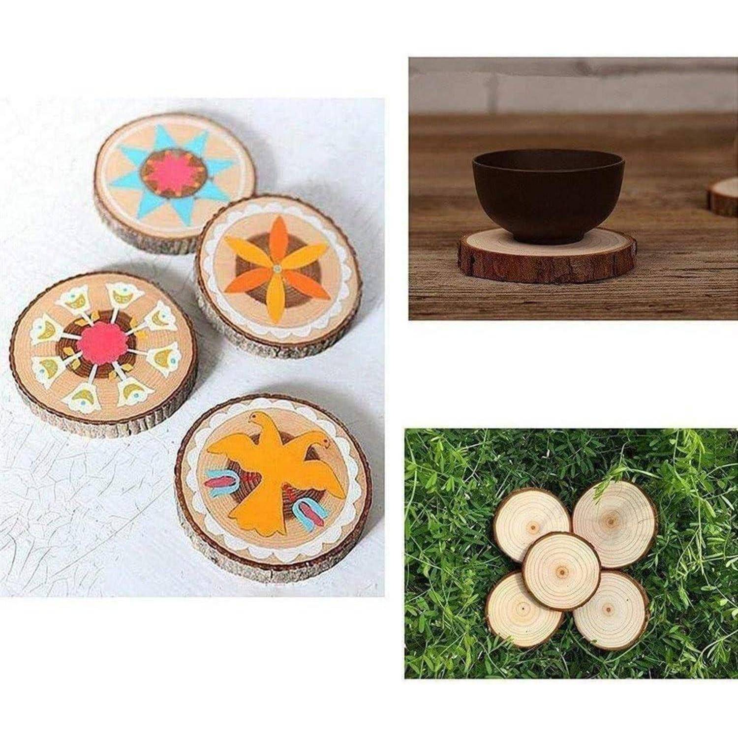 Collage aus bemalten Holzscheibenuntersetzern oder Topfuntersetzern, plus eine schwarze Schale auf einem Holzscheiben-Ständer ruhend und eine blütenförmige Anordnung von runden Holzscheiben auf Gras.