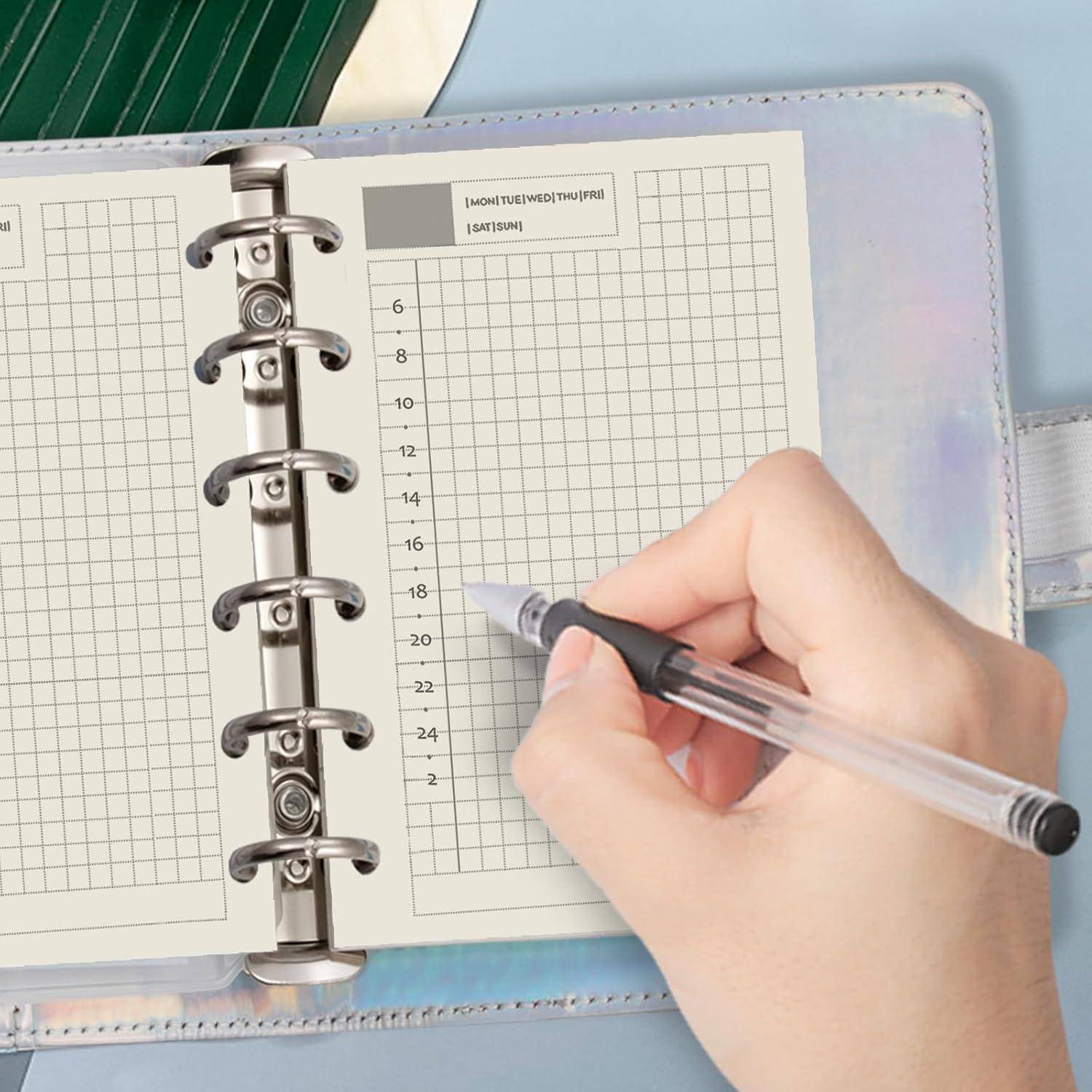 Eine Hand, die einen Stift über einer Seite eines Ringbinders mit Gitterlayout und nummerierten Zeitfenstern hält, als würde sie einen Zeitplan ausfüllen.