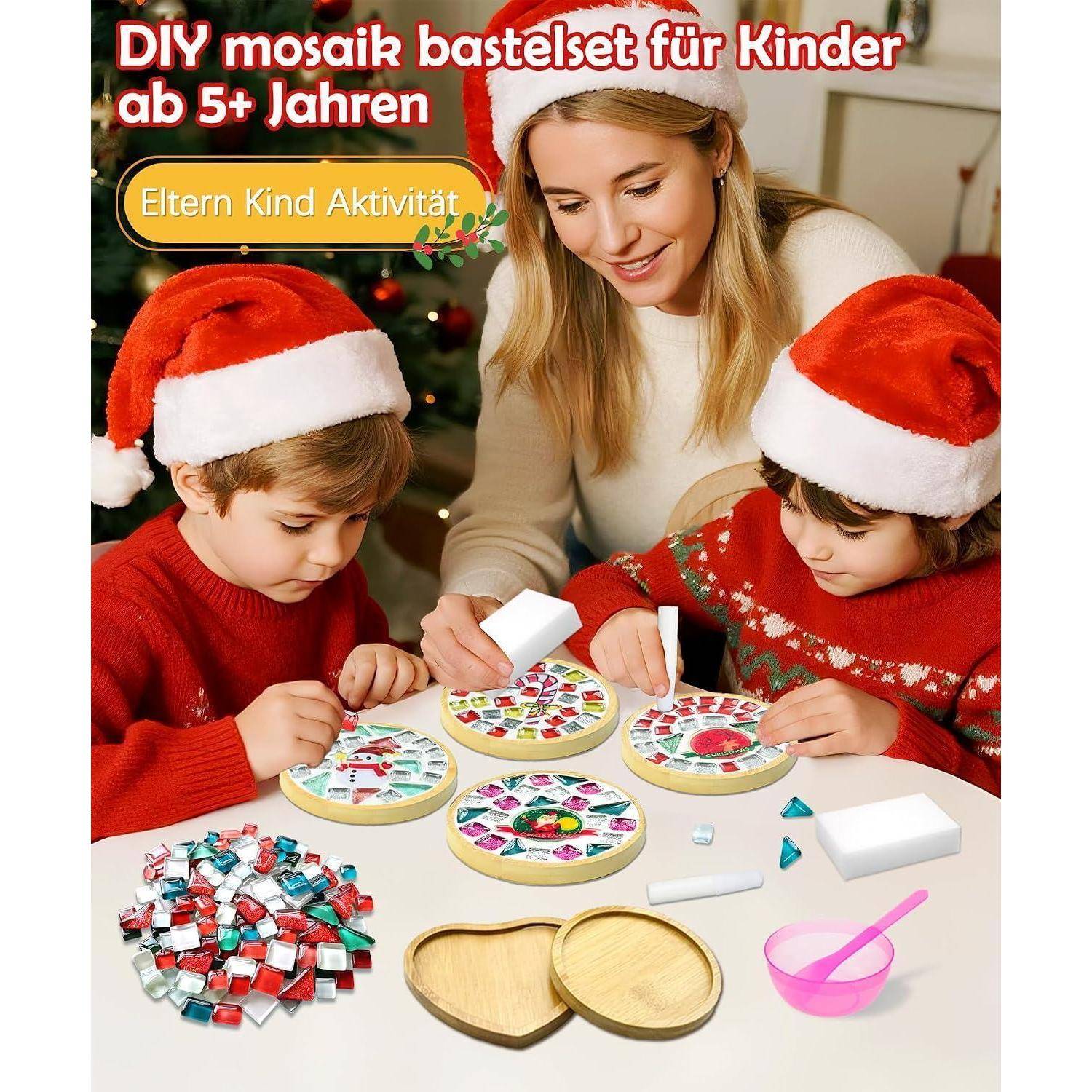 Frau und zwei Kinder in Weihnachtsmützen stellen Mosaik-Weihnachtsbastelsätze an einem Tisch her; deutscher Text bewirbt ein DIY-Mosaiksatz für Kinder ab 5 Jahren und eine Aktivität zwischen Eltern und Kindern.