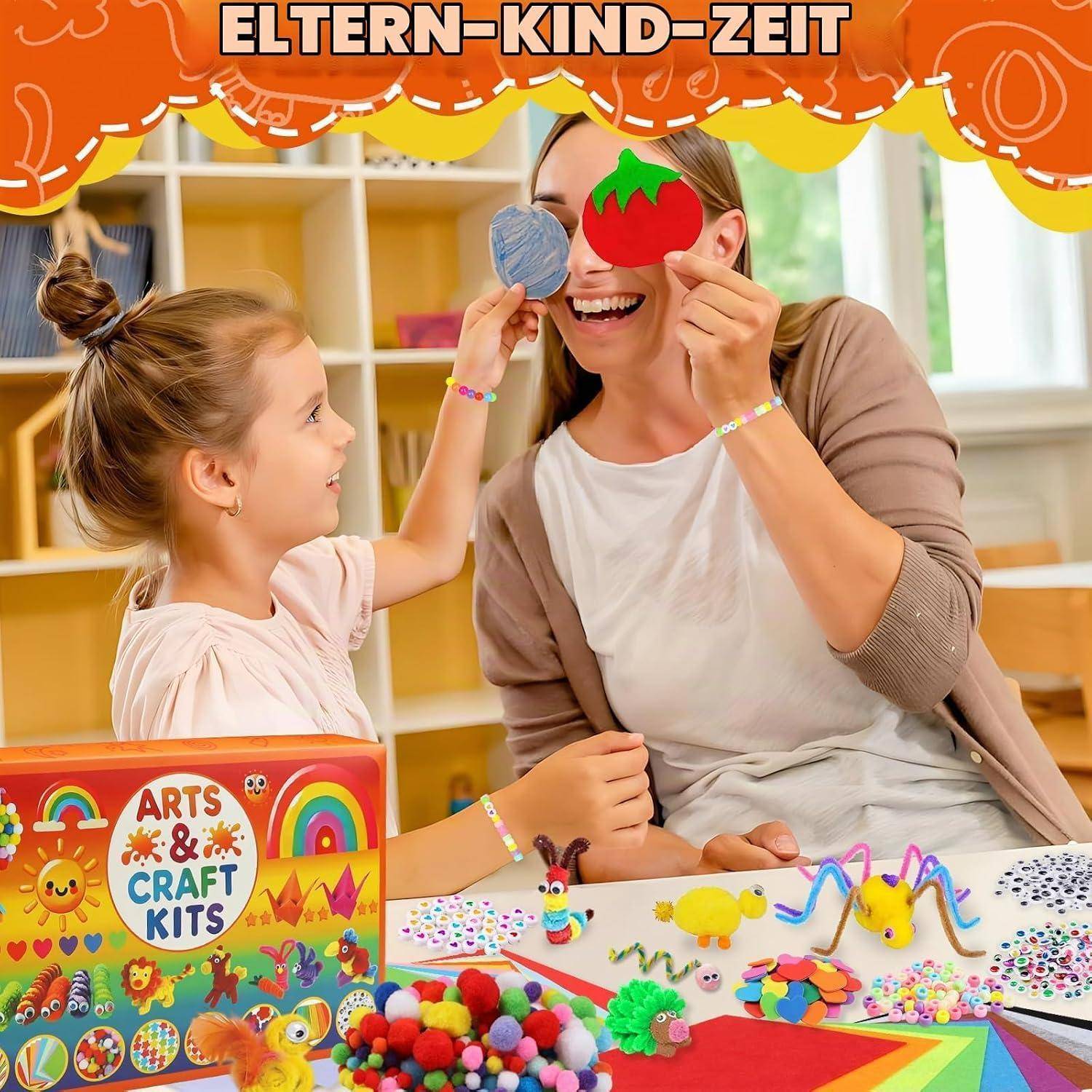 Mutter und Tochter spielen ein Bastelspiel mit bemalten Papierstücken an einem Tisch; die Box trägt die Aufschrift „ARTS & CRAFT KITS
