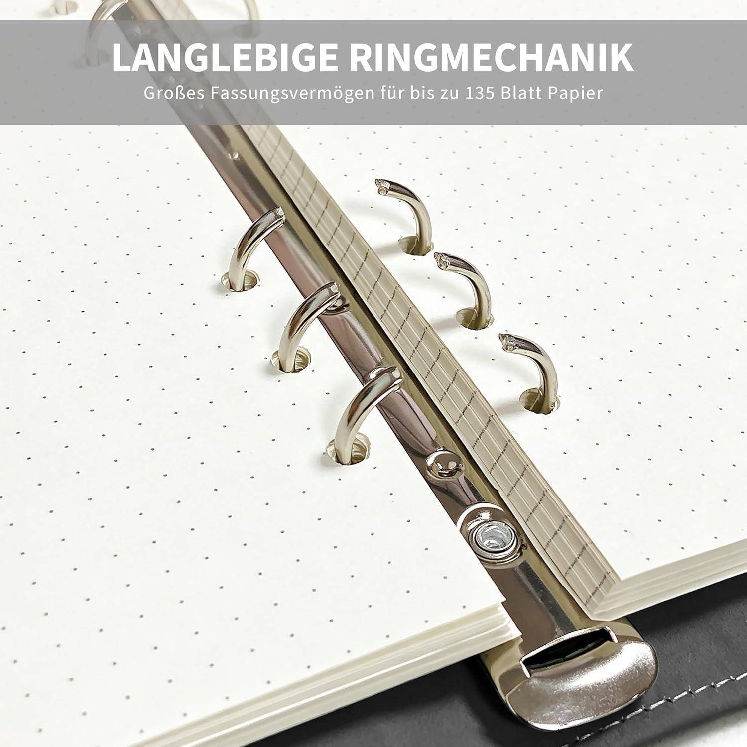 Nahaufnahme eines offenen Ringbindernotizbuchs mit sechs Metallringen und gelochtem Papier; Text sagt 'LANGLEBIGE RINGMECHANIK' und 'Großes Fassungsvermögen für bis zu 135 Blatt Papier'.