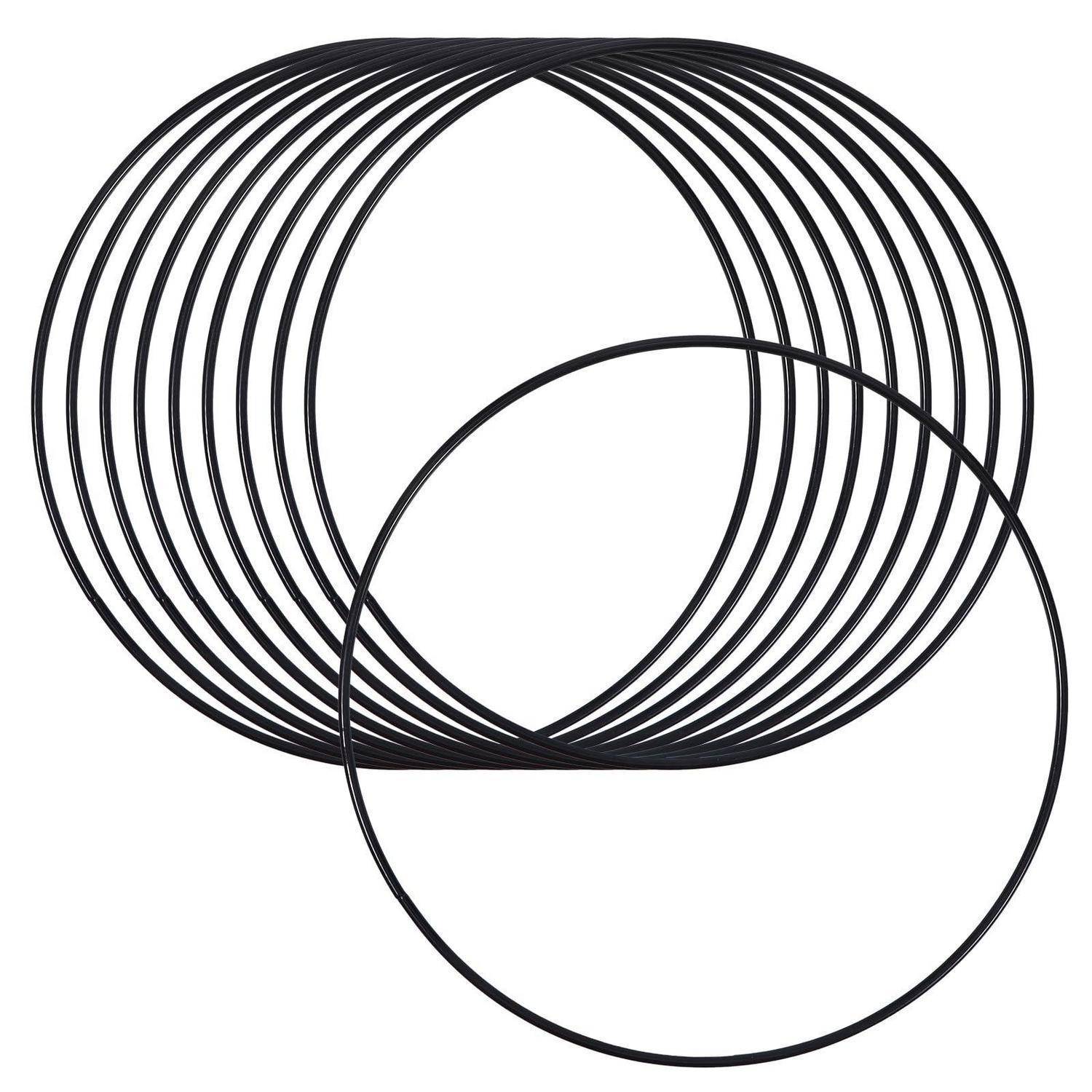 Abstrakte geometrische Gestaltung mit überlappenden schwarzen Kreisen und Bögen auf weißem Hintergrund.