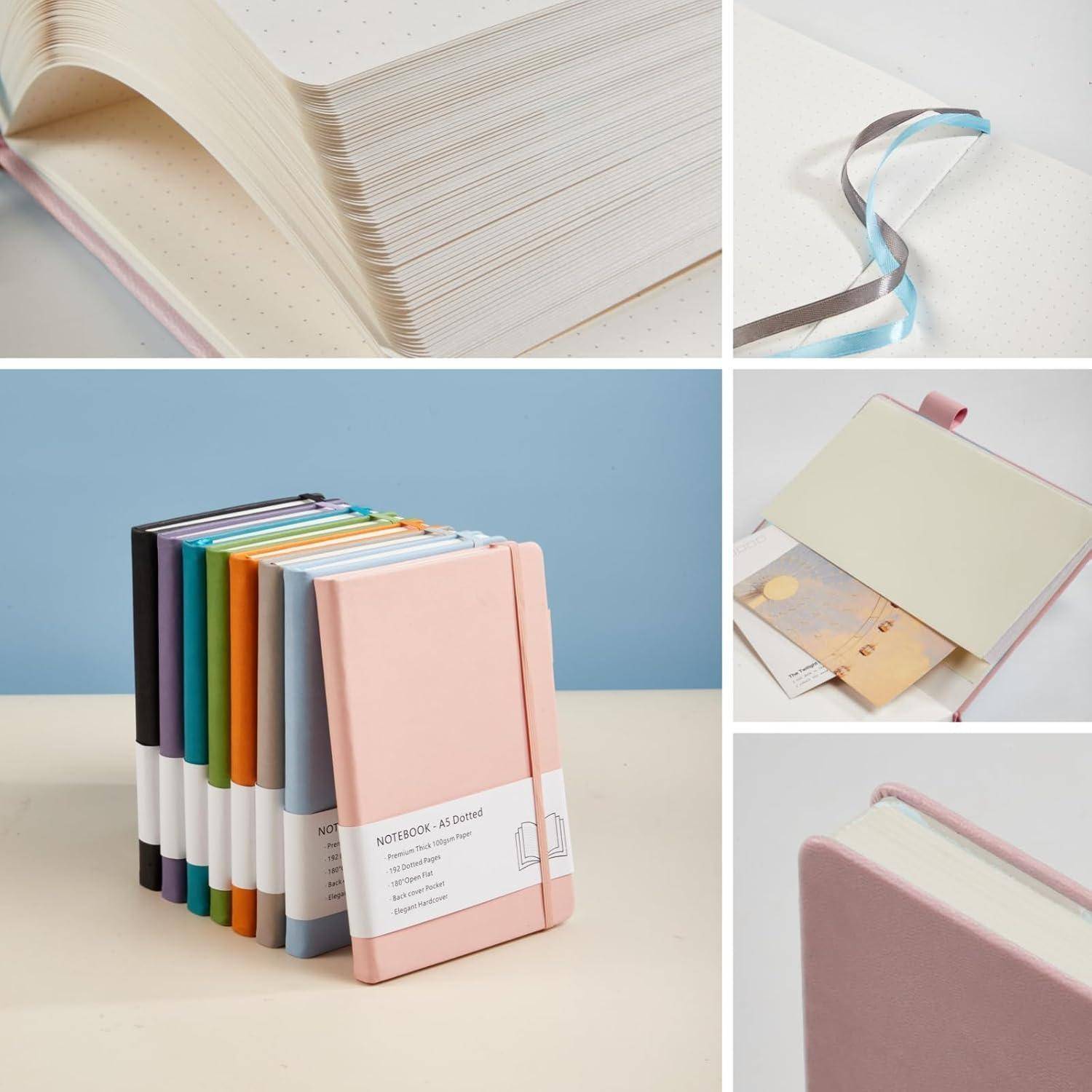 Collage aus Pastell-Notizbüchern und Journalen, einschließlich eines Stapels farbiger Notizbücher, Bändchenseitenzeichen und offener Seiten, gezeigt auf einem sauberen Studiohintergrund.