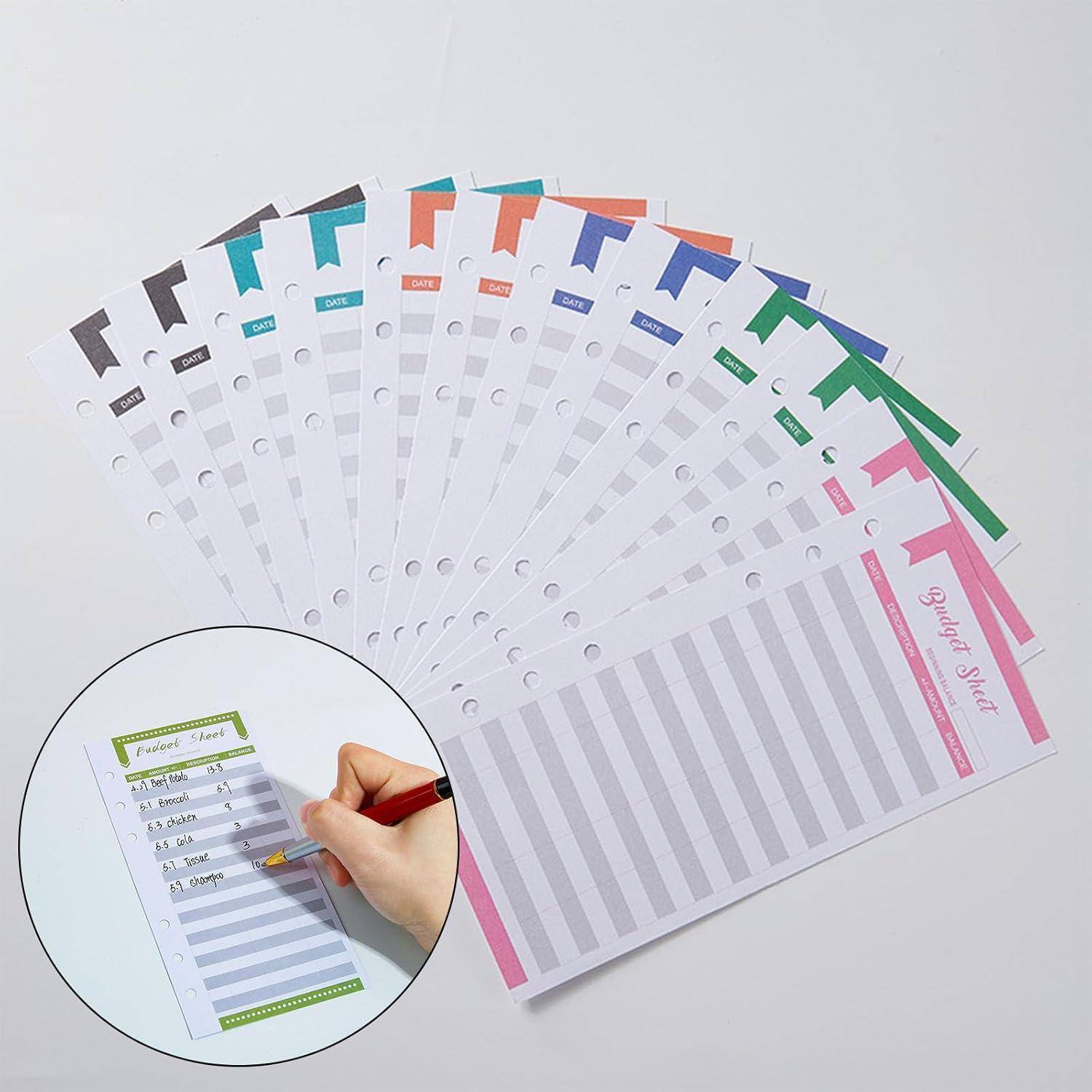 Farblich codierte monatliche Plannerblätter fächerförmig angeordnet, mit einer Vergrößerung, die eine Hand zeigt, die eine Checkliste auf einer Seite ausfüllt.