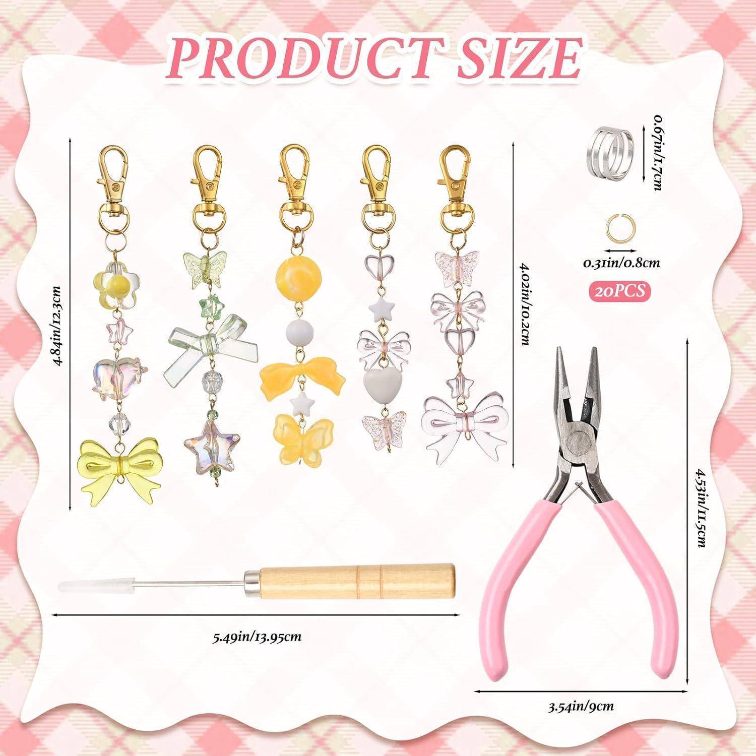 Größentabelle für Produkte mit Perlencharme-Clips und Werkzeugen, die fünf Schlüsselanhänger-Charme, eine 20er-Pack-Ringgröße, Zange und einen 5,49-Zoll-Stab mit Abmessungen zeigt.