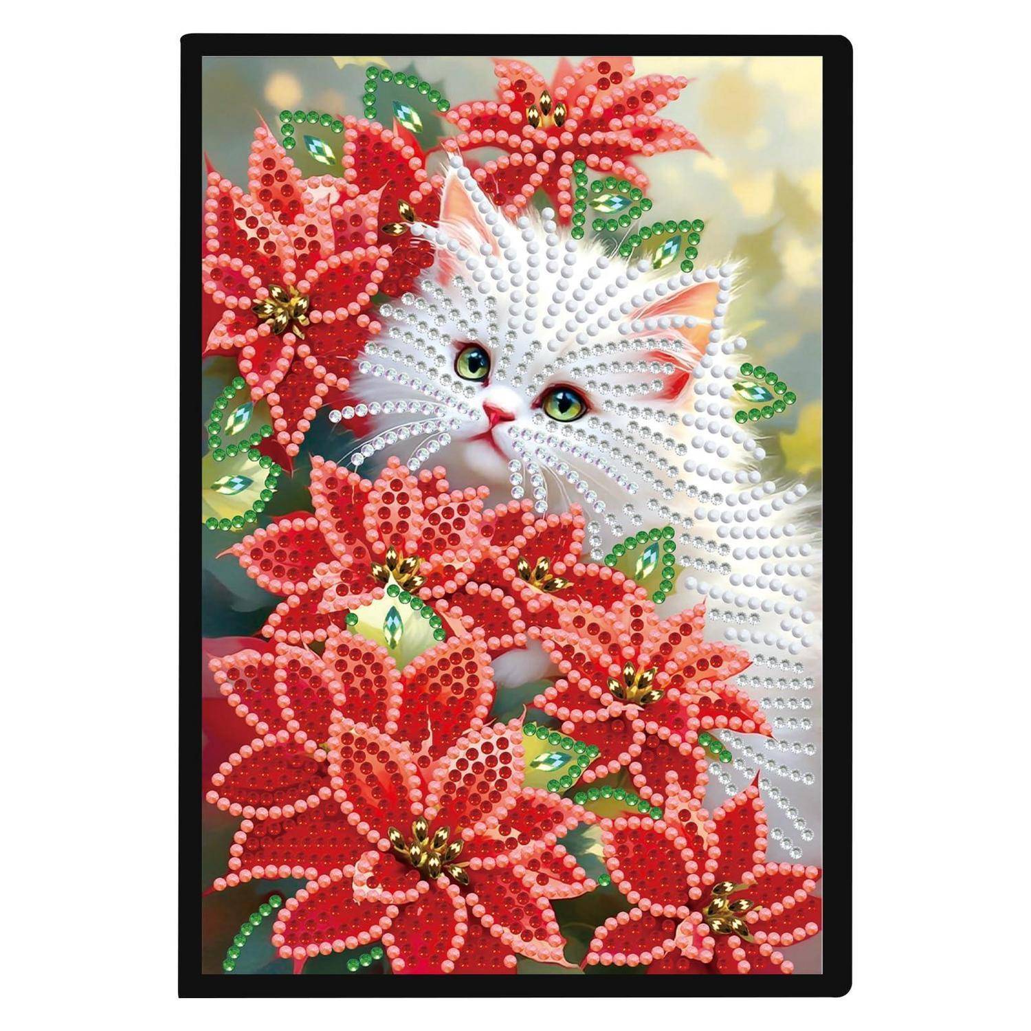 Weiße Katze mit grünen Augen lugt durch rote Blumen in einem Diamantmalerei-Stil-Bild mit bunten Perlenblütenblättern und -blättern.