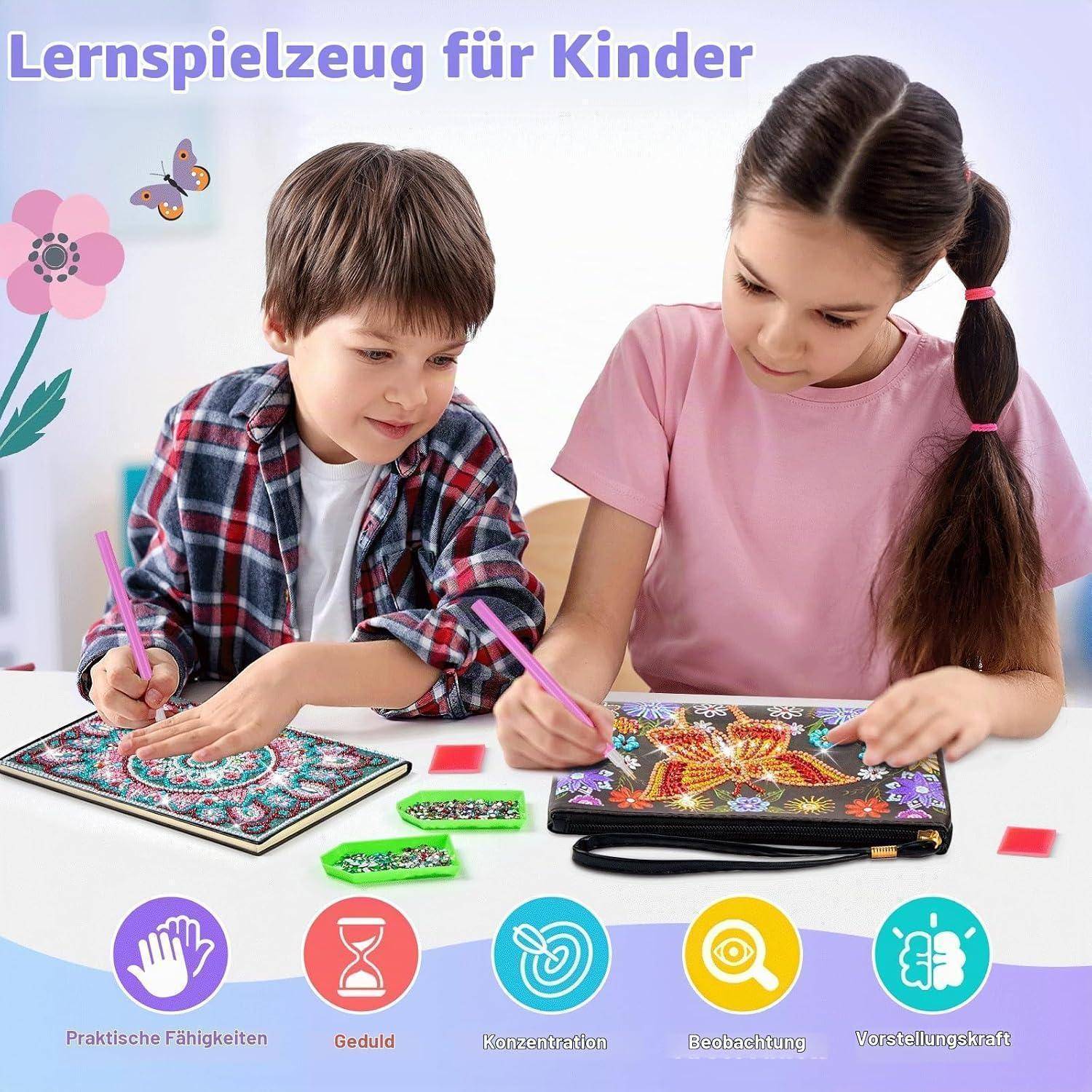 Zwei Kinder verzieren bunte Bastelhefte mit Stiften; deutscher Text sagt „Lernspielzeug für Kinder" und Icons heben Fähigkeiten wie Geduld und Konzentration hervor.