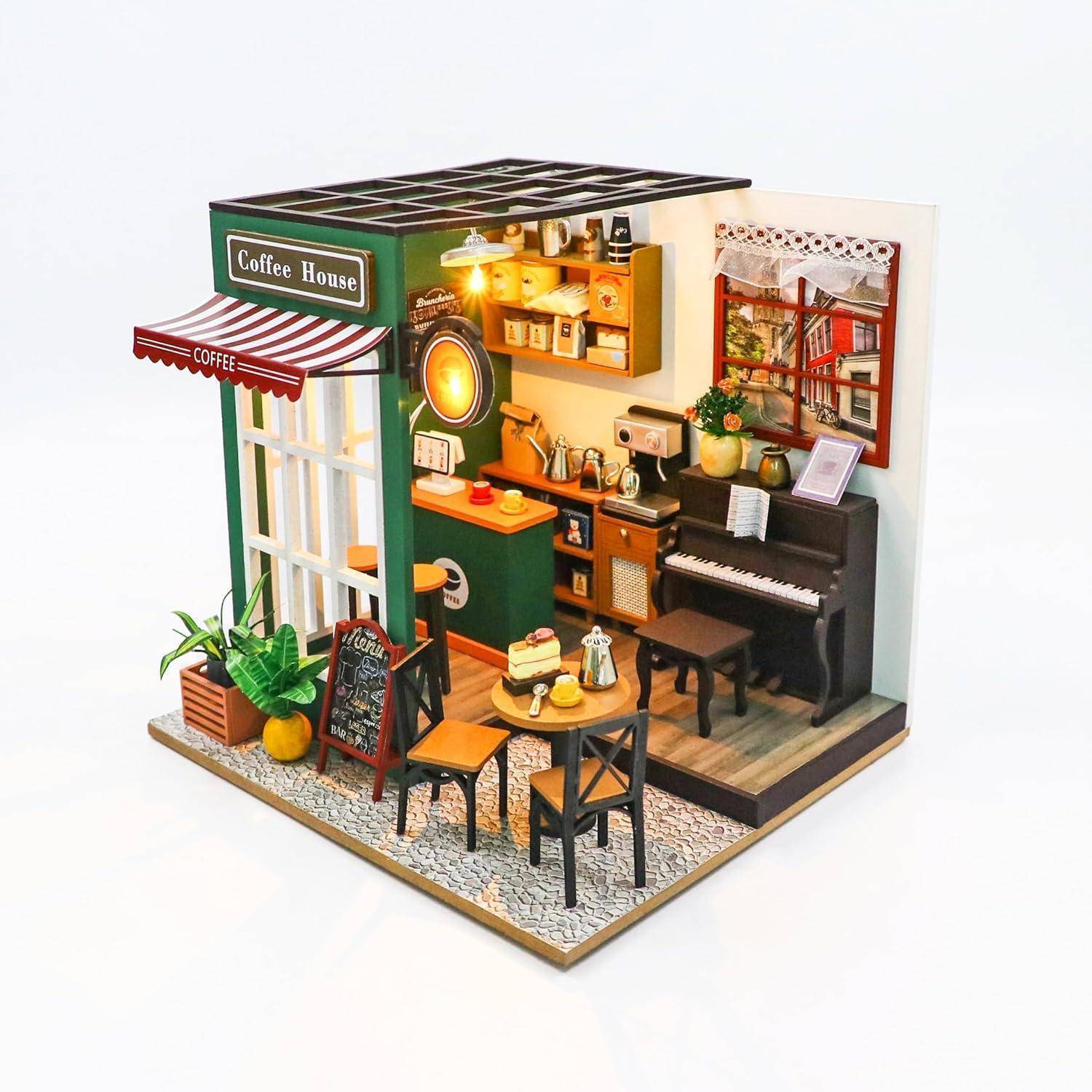 Miniaturkaffeehaus-Modell mit gestreifter Markise, Sitzmöglichkeiten, Theke, Klavier und Wanddekoration, dargestellt als detailliertes Café-Diorama.