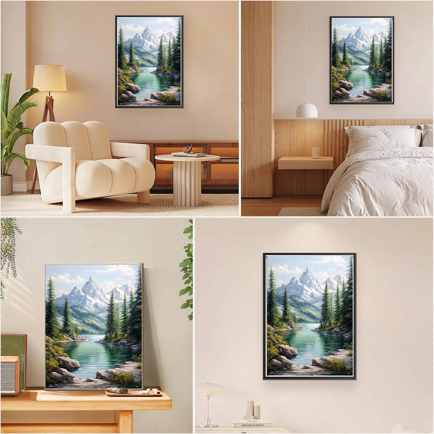 Collage, das ein gerahmtes Gemälde einer Bergsee-Landschaft zeigt, das in vier Wohninterieurs präsentiert wird: Wohnzimmer, Schlafzimmer und zwei an der Wand montierte Dekorationsansichten.