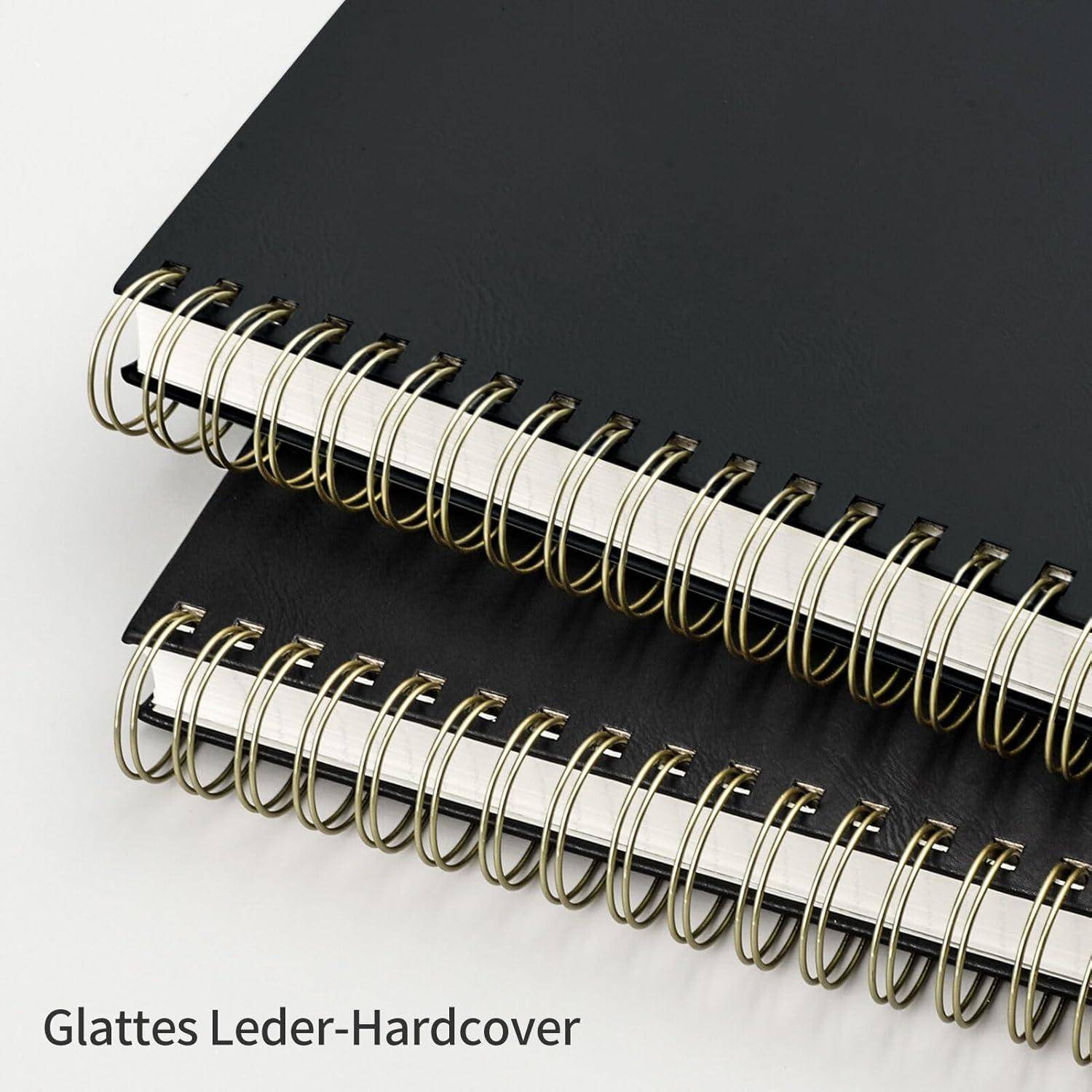 Zwei schwarze Leder-Hardcover-Notizbücher mit goldenen Spiralbindungen auf weißem Hintergrund, gekennzeichnet mit 