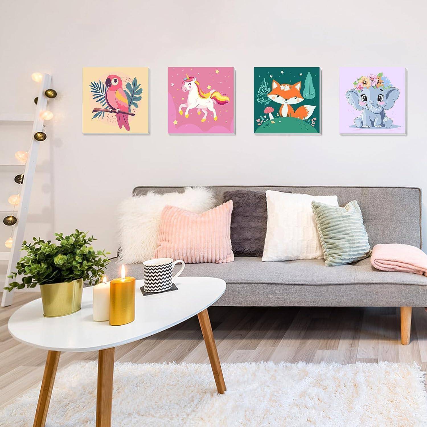 Helles Wohnzimmer mit grauem Sofa, weißem Couchtisch, Pflanze, Kerzen, flauschigem Teppich und vier farbenfrohen Tierdrucken über dem Sofa.
