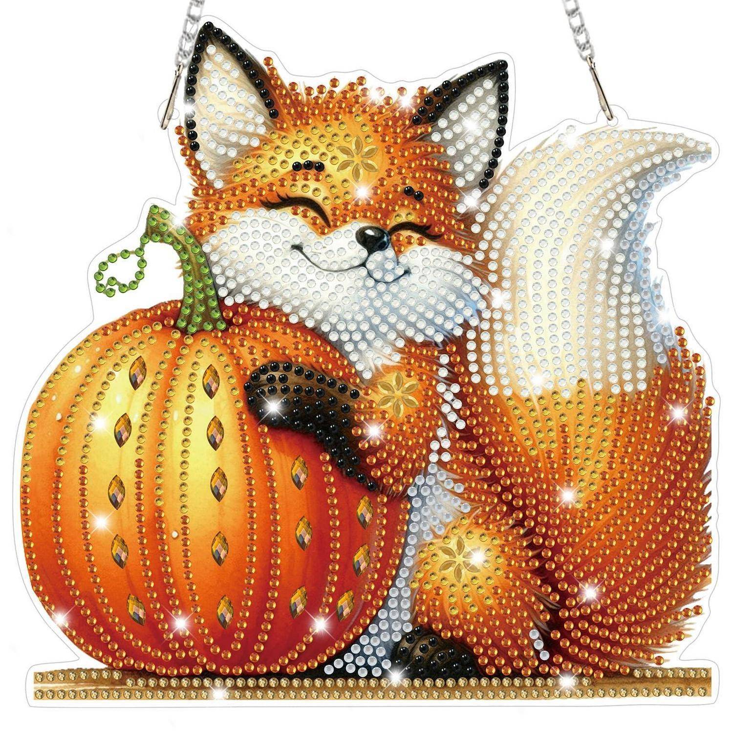 Funkelnde Fuchsdekoration mit einem Kürbis, behängtes Perlenornament für Herbst- oder Halloween-Dekoration.