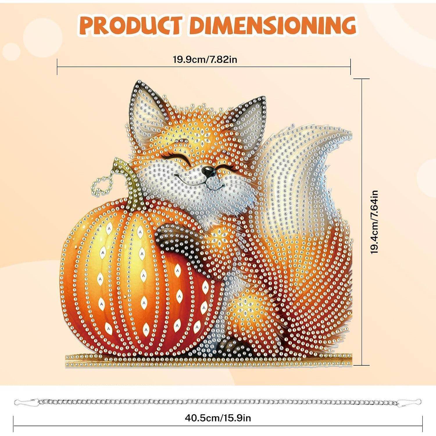 Produktdimensionierungsgrafik zeigt einen Strass-Fuchs mit Kürbis, Größe 19,9 cm breit x 19,4 cm hoch; Kettenlänge 40,5 cm.
