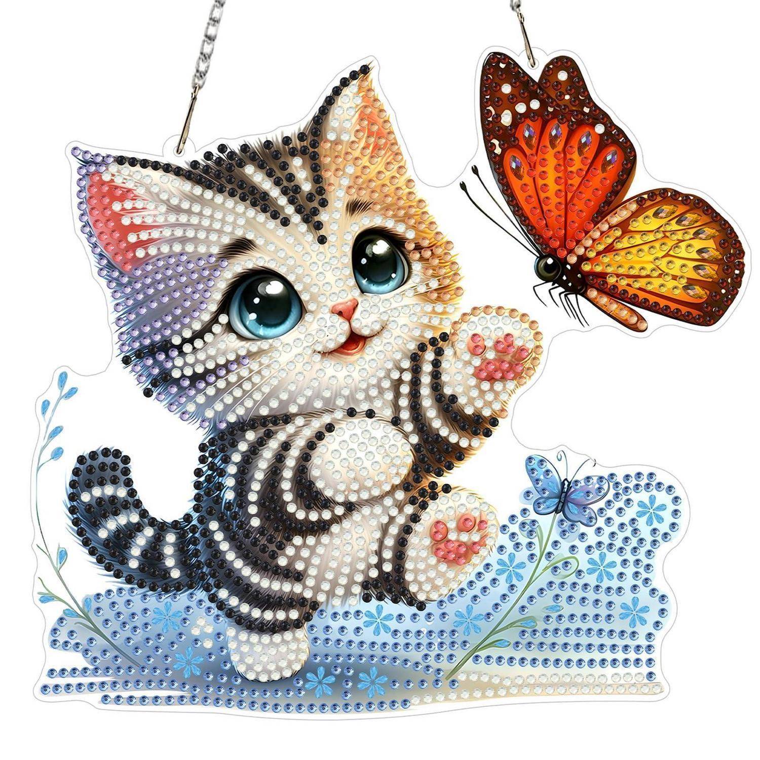 Cartoon-Kätzchen mit erhobener Pfote, das nach einem orangefarbenen Schmetterling greift, dargestellt auf einer blauen Blumenbasis im Diamond-Art-Stil.