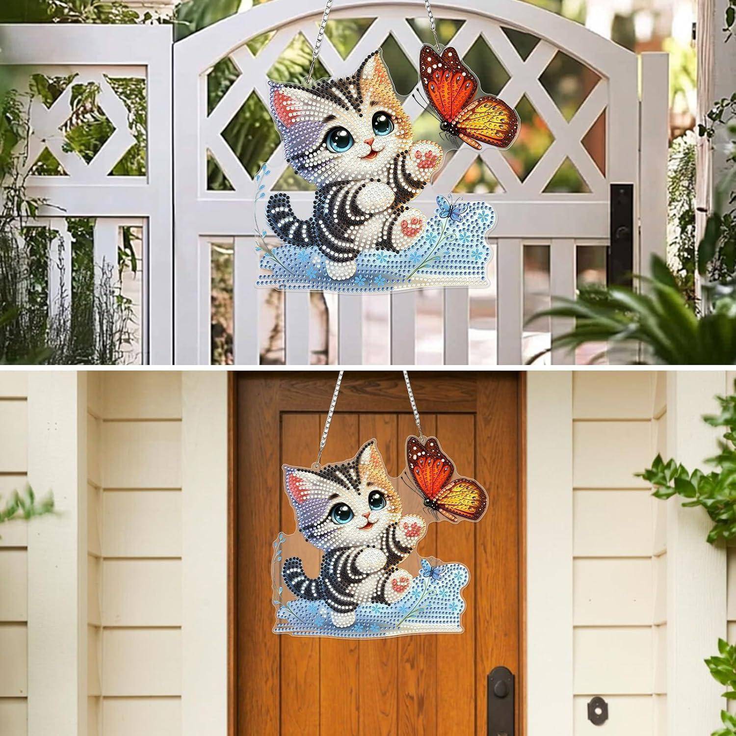 Dekoratives Mosaik mit Katze und Schmetterling, das an einem Tor und einer Haustür hängt und das Schild, das in zwei Eingangsbereichs-Einstellungen angezeigt wird.