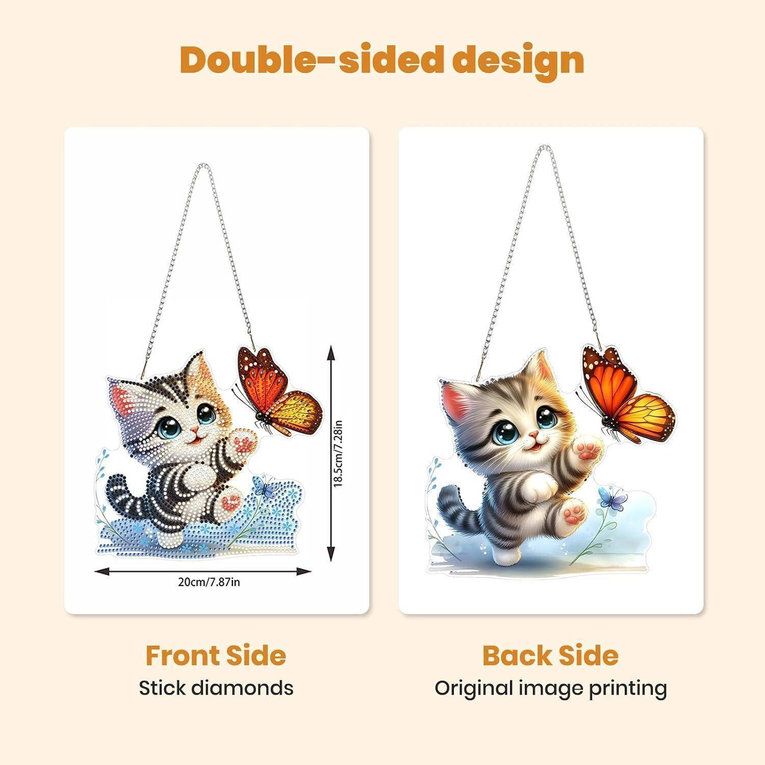 Vergleich des zweiseitigen Designs eines hängenden Schmuckornaments mit Kätzchen und Schmetterling: Die Vorderseite verwendet Stab-Diamanten, die Rückseite zeigt das ursprüngliche bedruckte Bild.