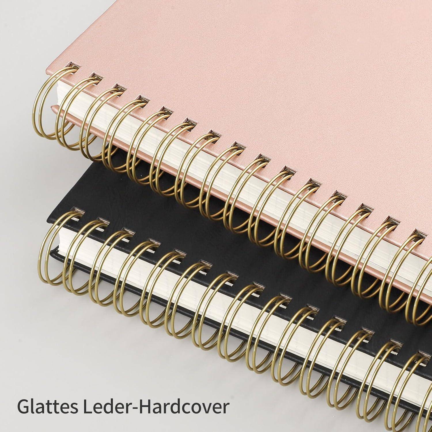 Drei spiralgebundene Notizbücher mit goldenen Drahtspiralen, gezeigt in rosa, schwarzen und weißen Umschlägen; der Text lautet „Glattes Leder-Hardcover
