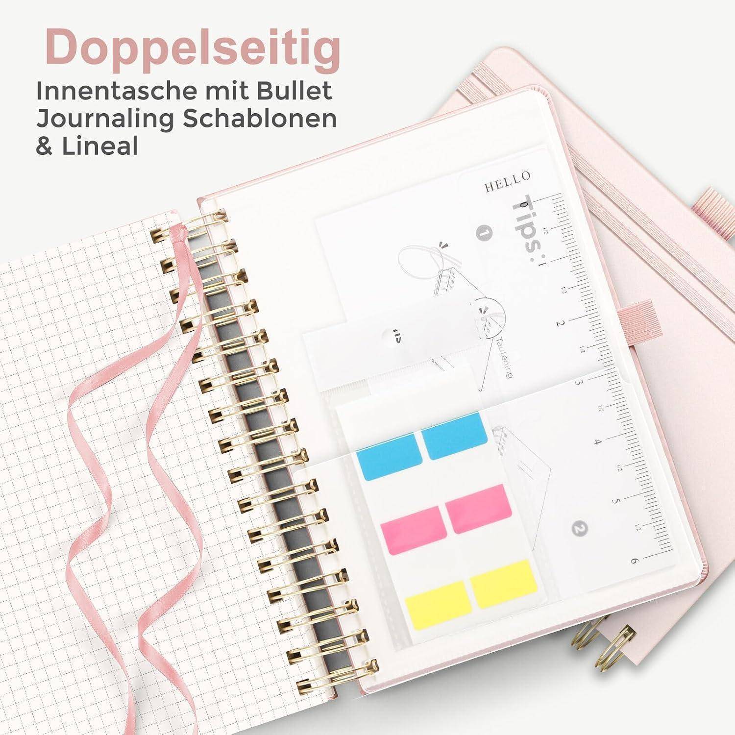 Offenes Bullet Journal mit doppelseitigen Seiten, Bullet-Journaling-Vorlagen und Lineal, dargestellt mit dem Text „Doppelseitig Innentasche mit Bullet Journaling Schablonen & Lineal