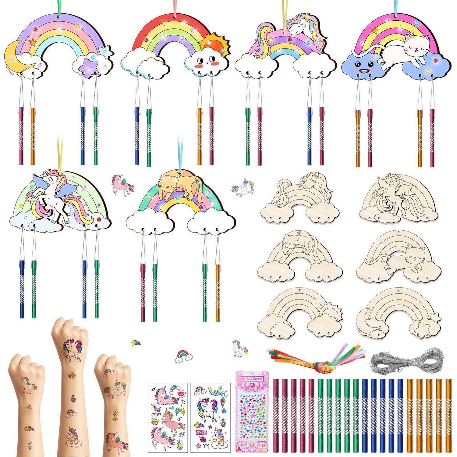 Sortierte regenbogenfarbene Bleistifte im Handwerksstil und Farbillustrationen von Einhorn- und Wolkendeko, gezeigt in mehreren fertigen und Entwurfsdesigns mit Aufklebern und farbigen Bleistiften.