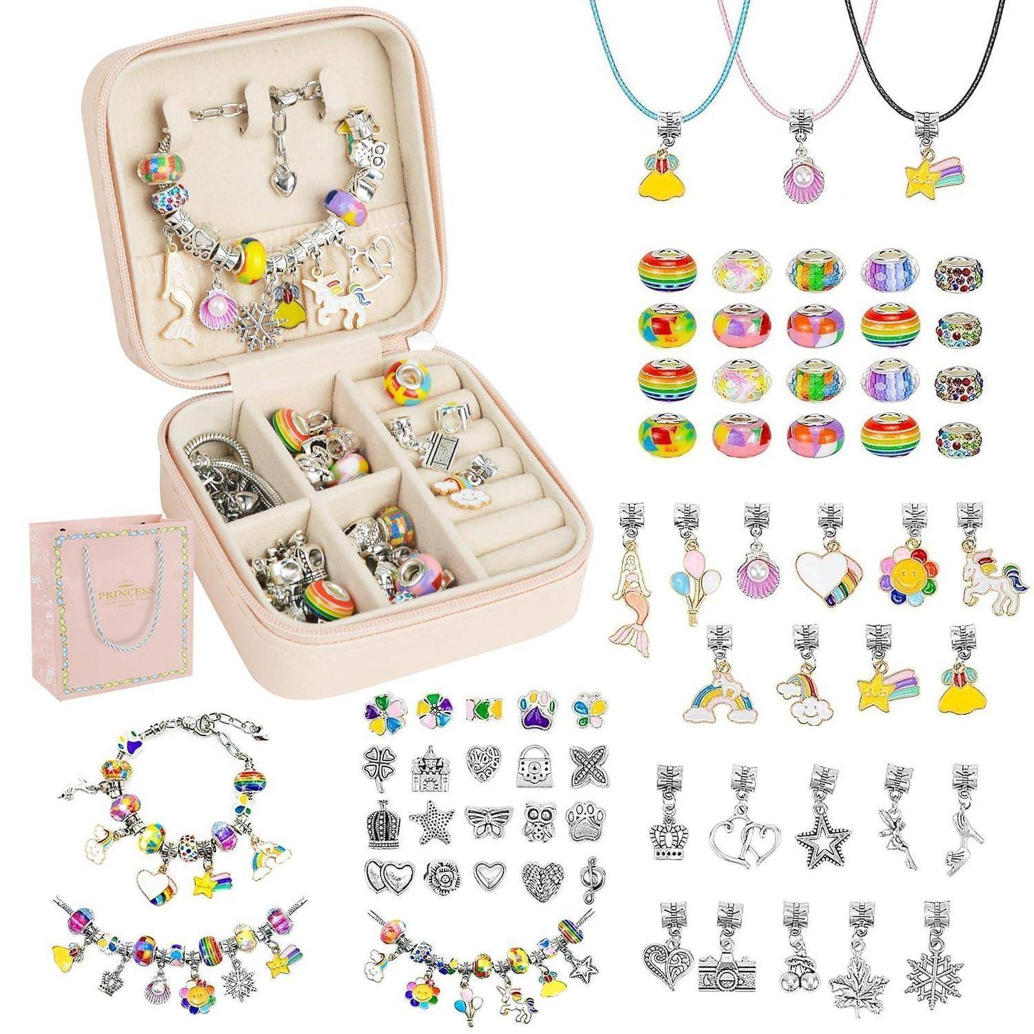 Schmuckaufbewahrungskoffer und Zubehör, gezeigt mit bunten Charm-Armbändern, Perlen-Charms, Halsketten-Anhängern und Beispielen von Geschenkboxen.