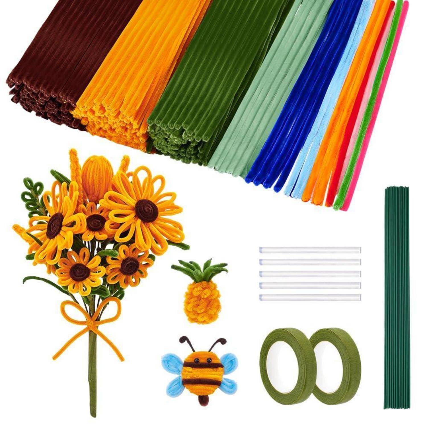 Sortierte farbige Pfeifenreiniger und Musterbastelartikel: Blumenstrauß, Ananas, Biene und grünes Blumenbandes auf weißem Hintergrund.