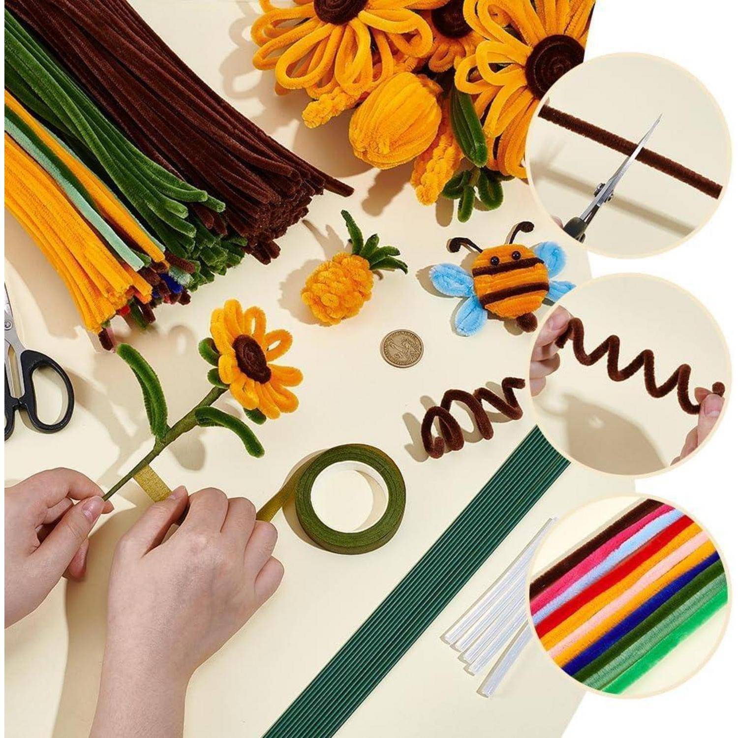 Hände, die Pfeifenreiniger-Blumen und eine Biene auf einem Tisch herstellen, mit Schere, Band, Klebeband und eingefügten Nahaufnahmen des Verdrehens und Schneidens von Pfeifenreinigern.