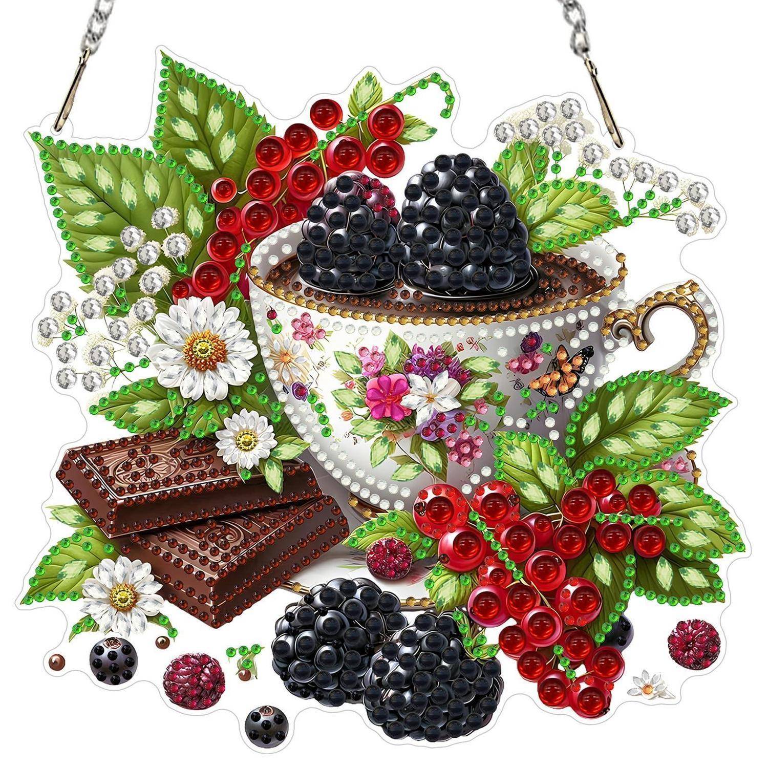 Dekorative Perlenillustration einer Teetasse mit Beeren, Blättern, Blumen und Pralinen, angeordnet wie ein hängendes Ornament.