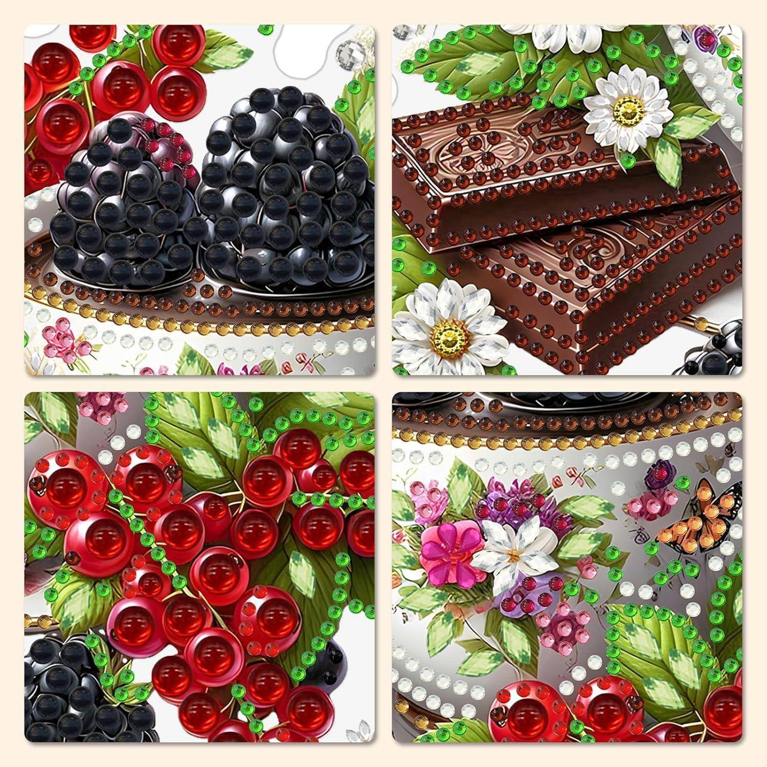 Vier dekorative Strass-Mosaik-Paneele mit Blumen, Blättern, Beeren und gestapelten Pralinen in Rot, Schwarz, Grün und Weiß.